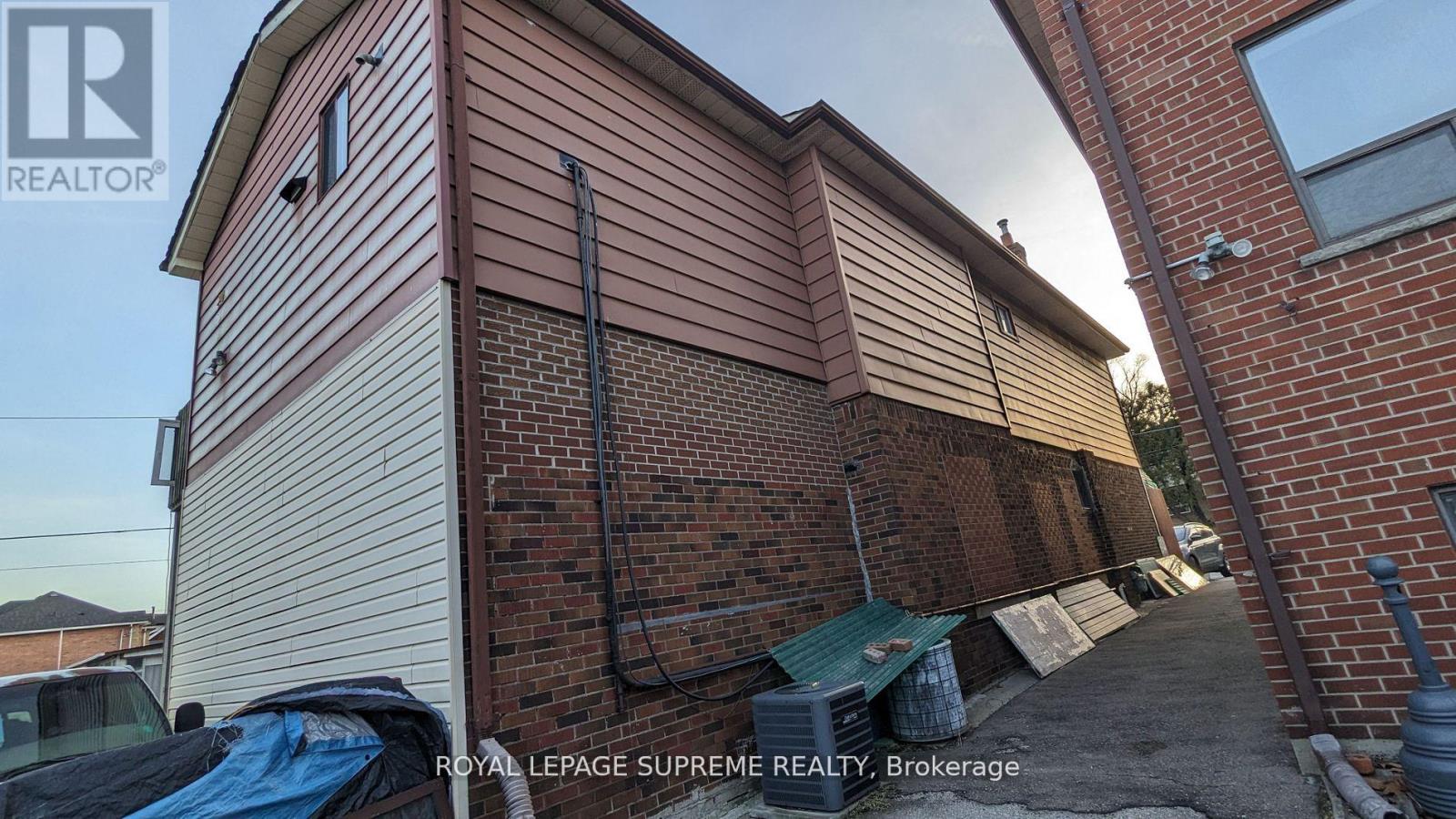 25 Milton Street, Toronto, Ontario  M8Y 2X7 - Photo 6 - W12393569