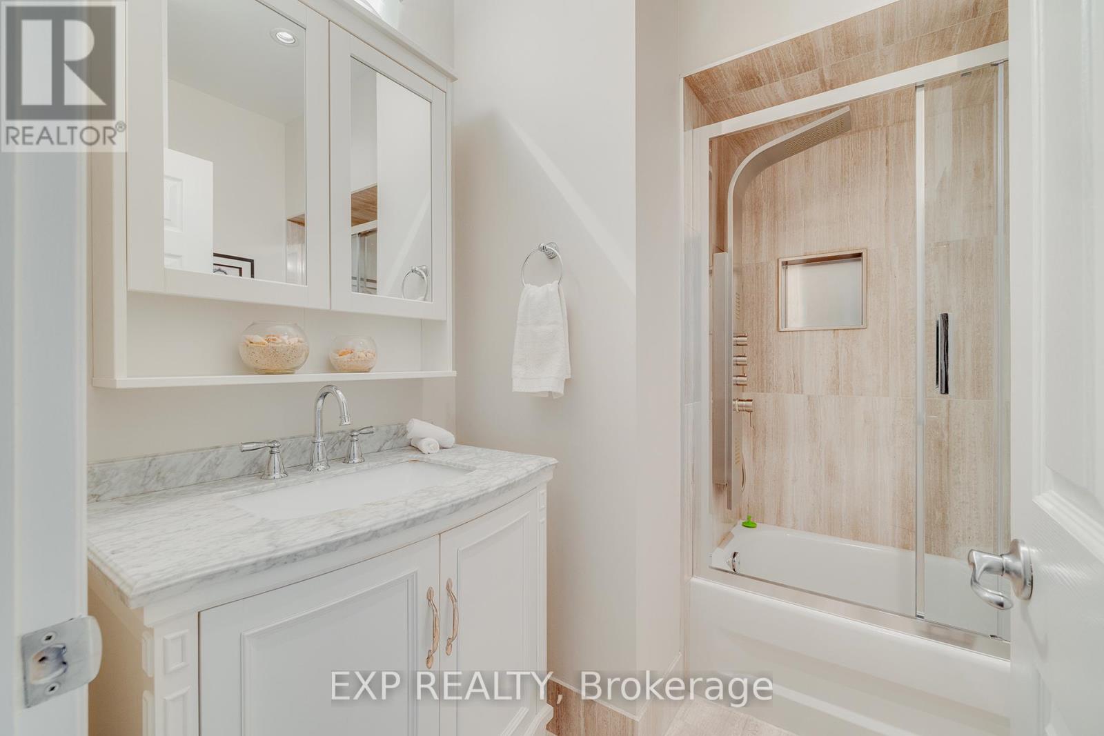 633 Avonwick Avenue, Mississauga (Hurontario), Ontario  L5R 3N9 - Photo 12 - W12393698