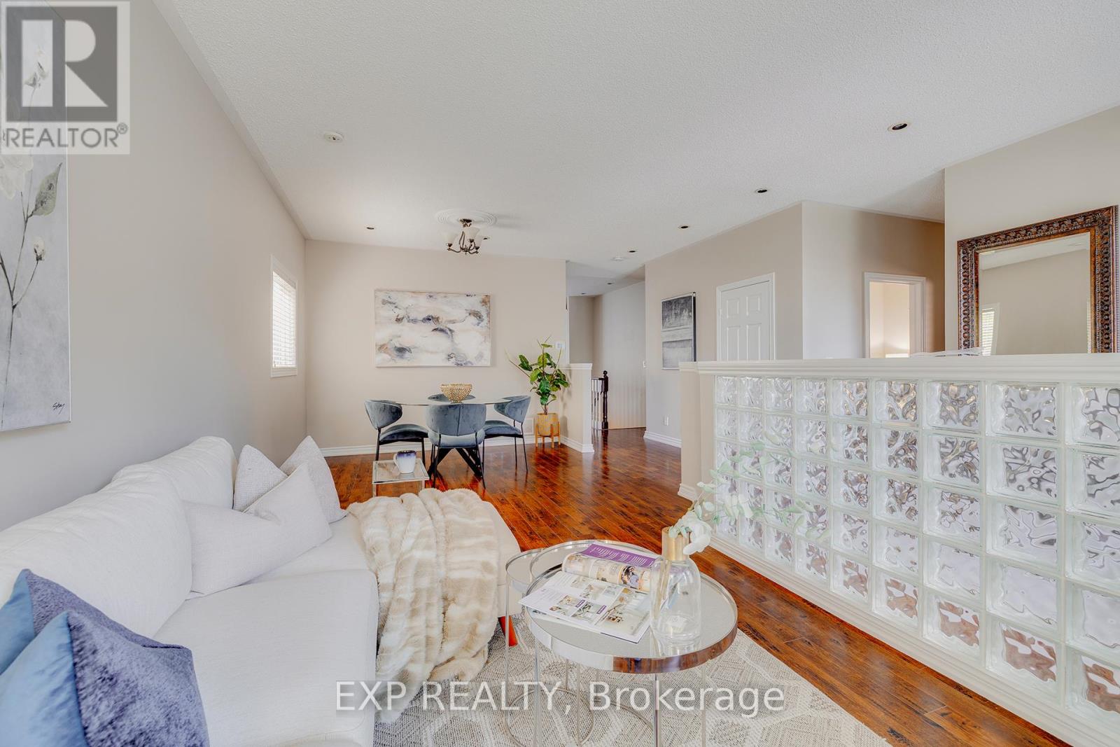 633 Avonwick Avenue, Mississauga (Hurontario), Ontario  L5R 3N9 - Photo 6 - W12393698