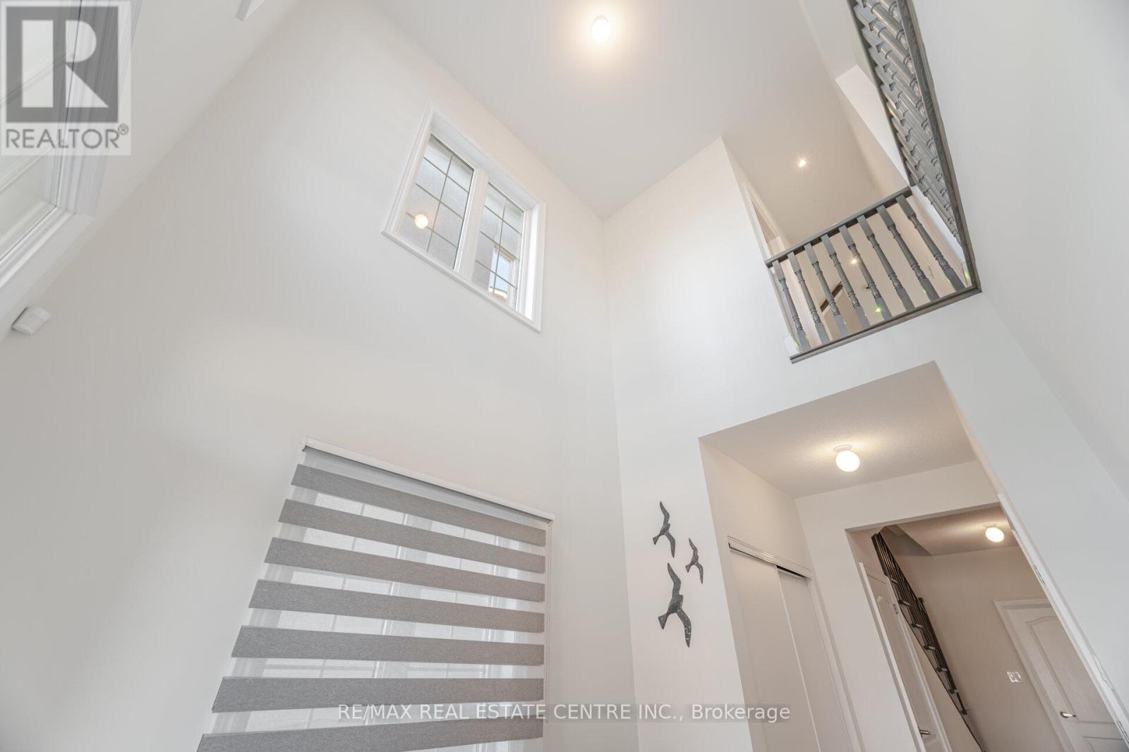 20 Foxsparrow Road, Brampton, Ontario  L6R 4C9 - Photo 5 - W12393782
