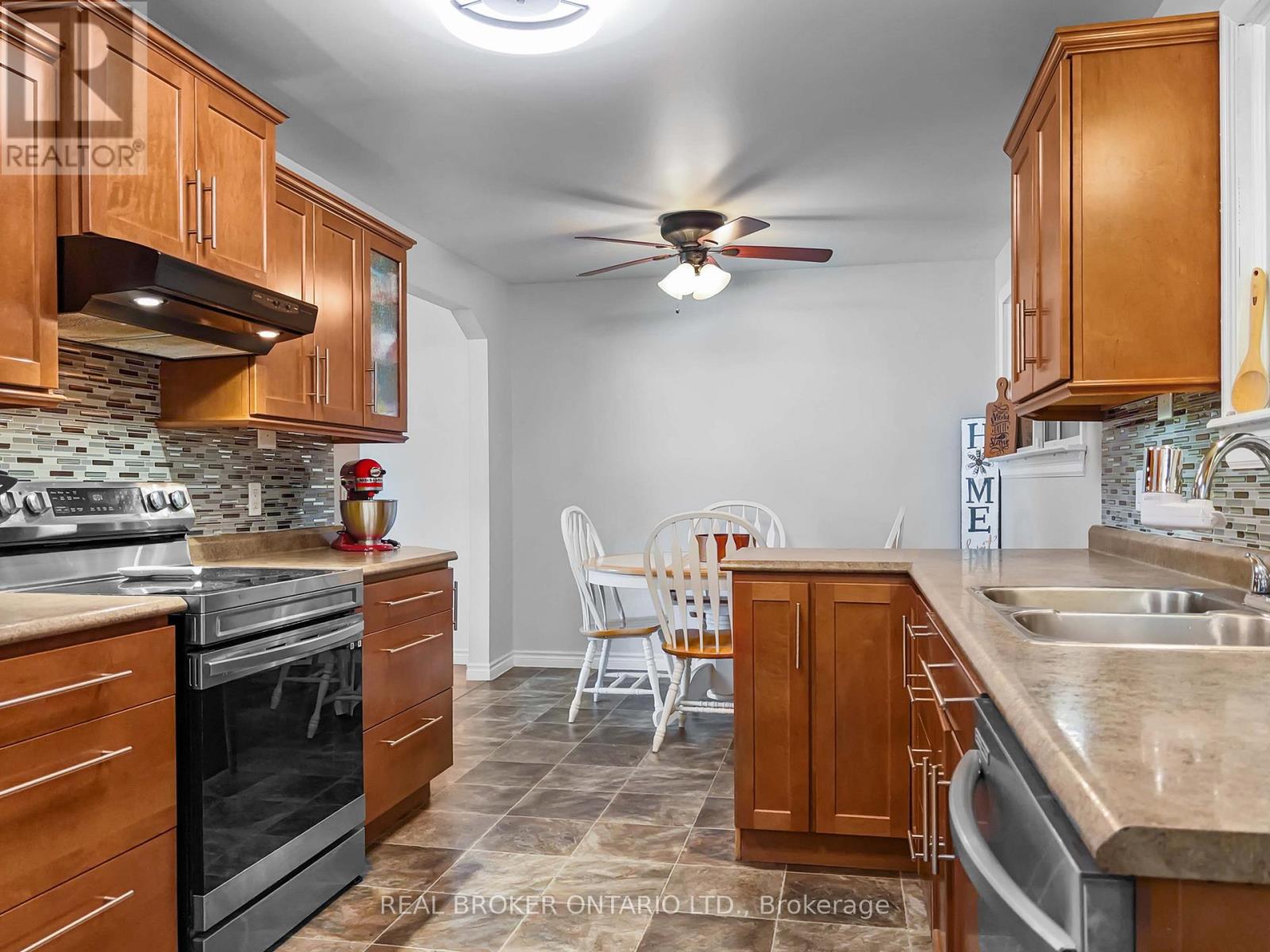 21 Richard Avenue, Norfolk (Simcoe), Ontario  N3Y 3J1 - Photo 7 - X12393799