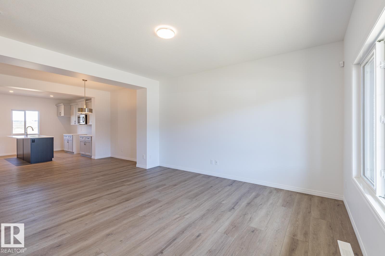 Property at 32 RESPLENDENT WY image 4