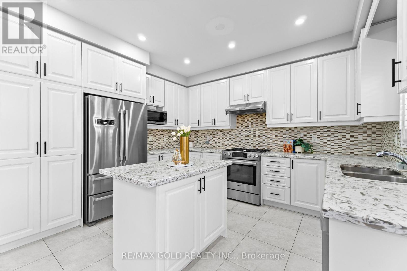 16 Cloverhaven Road, Brampton, Ontario  L6P 4E4 - Photo 9 - W12381238