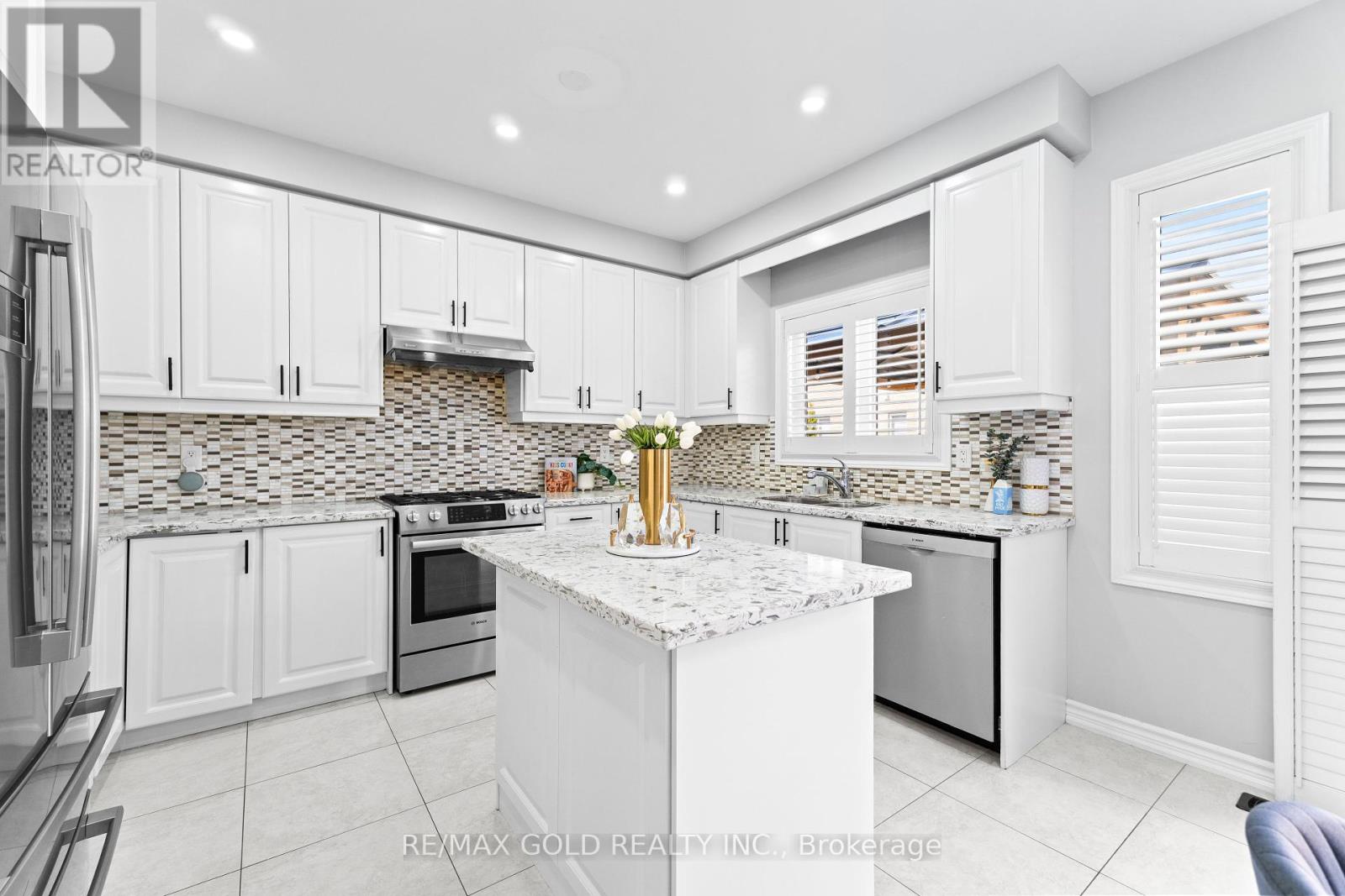 16 Cloverhaven Road, Brampton, Ontario  L6P 4E4 - Photo 7 - W12381238