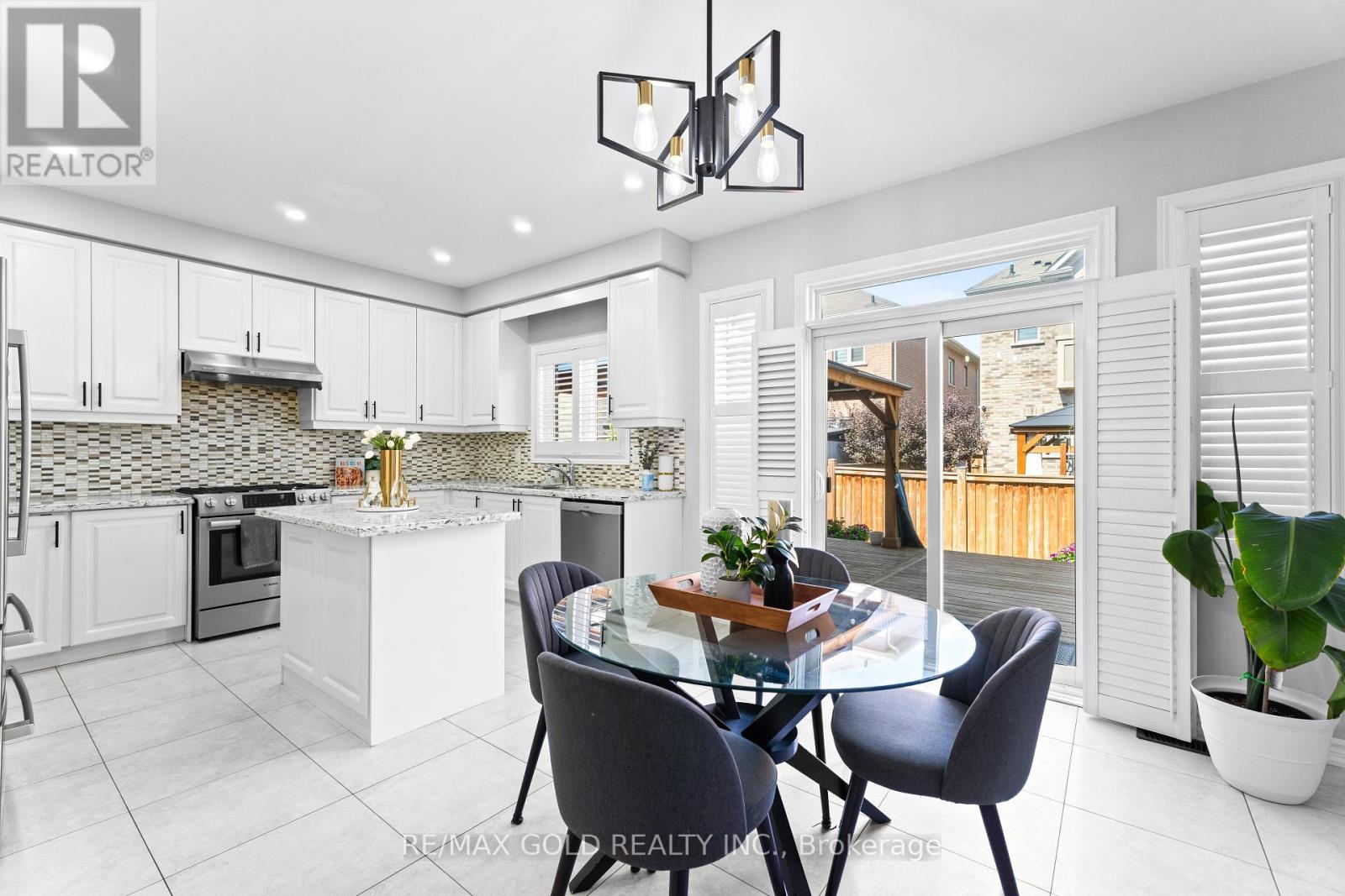 16 Cloverhaven Road, Brampton, Ontario  L6P 4E4 - Photo 8 - W12381238