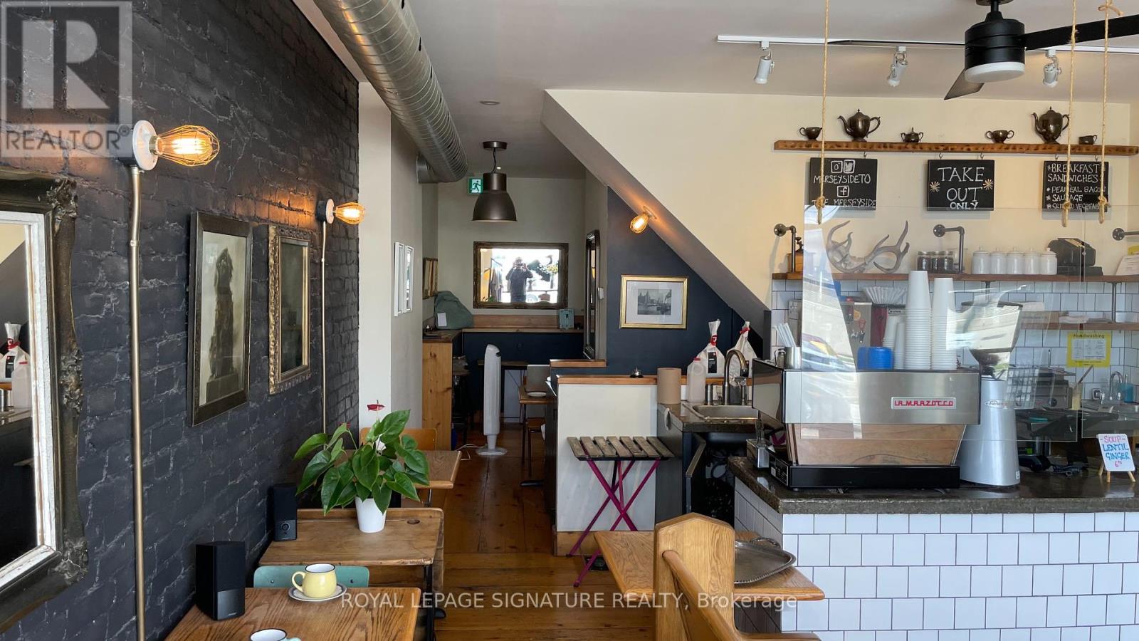 2413 Dundas Street W, Toronto (High Park North), Ontario  M6P 1X3 - Photo 4 - W12392504