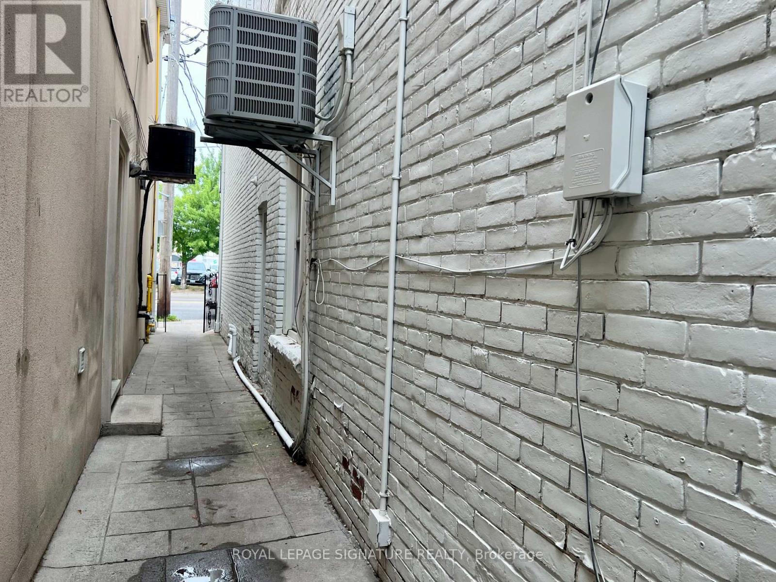 2413 Dundas Street W, Toronto (High Park North), Ontario  M6P 1X3 - Photo 10 - W12392504