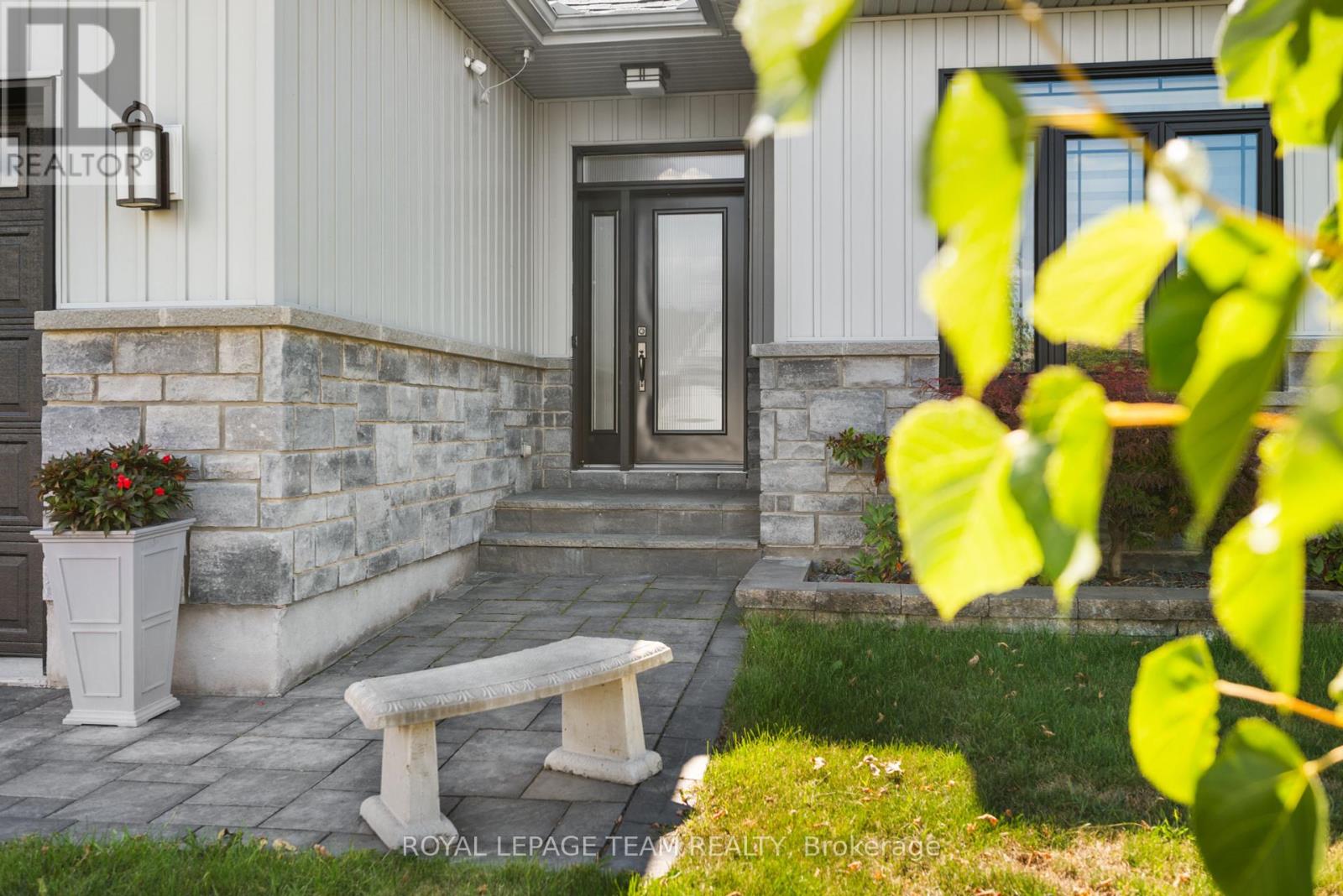 20 Eleanor Drive, South Stormont, Ontario  K0C 1P0 - Photo 3 - X12394133