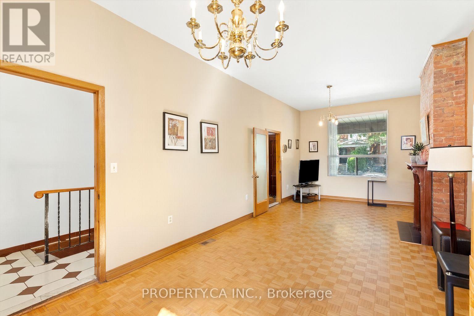 790 Manning Avenue, Toronto, Ontario  M6G 2W6 - Photo 17 - C12393894