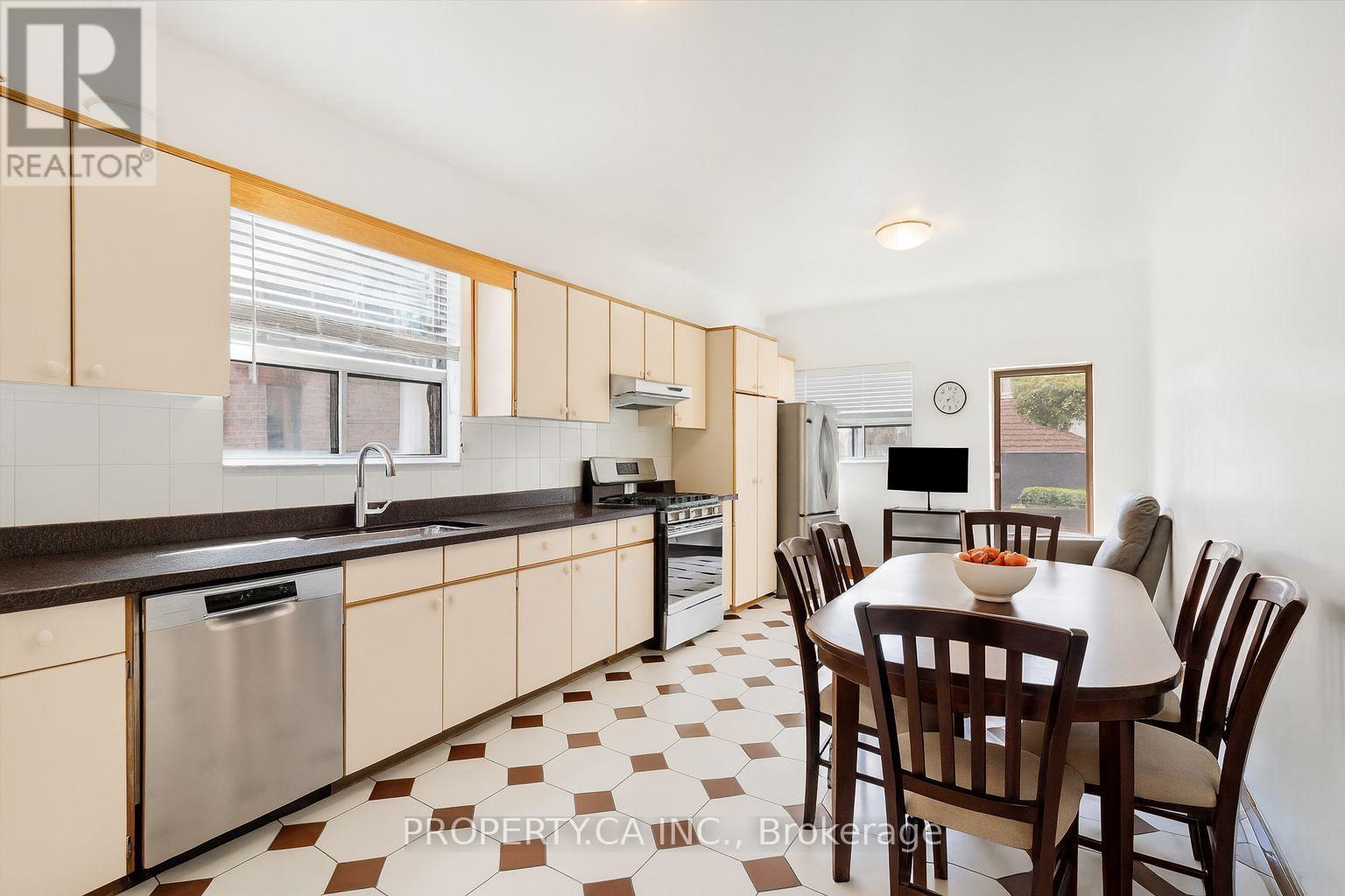 790 Manning Avenue, Toronto, Ontario  M6G 2W6 - Photo 19 - C12393894
