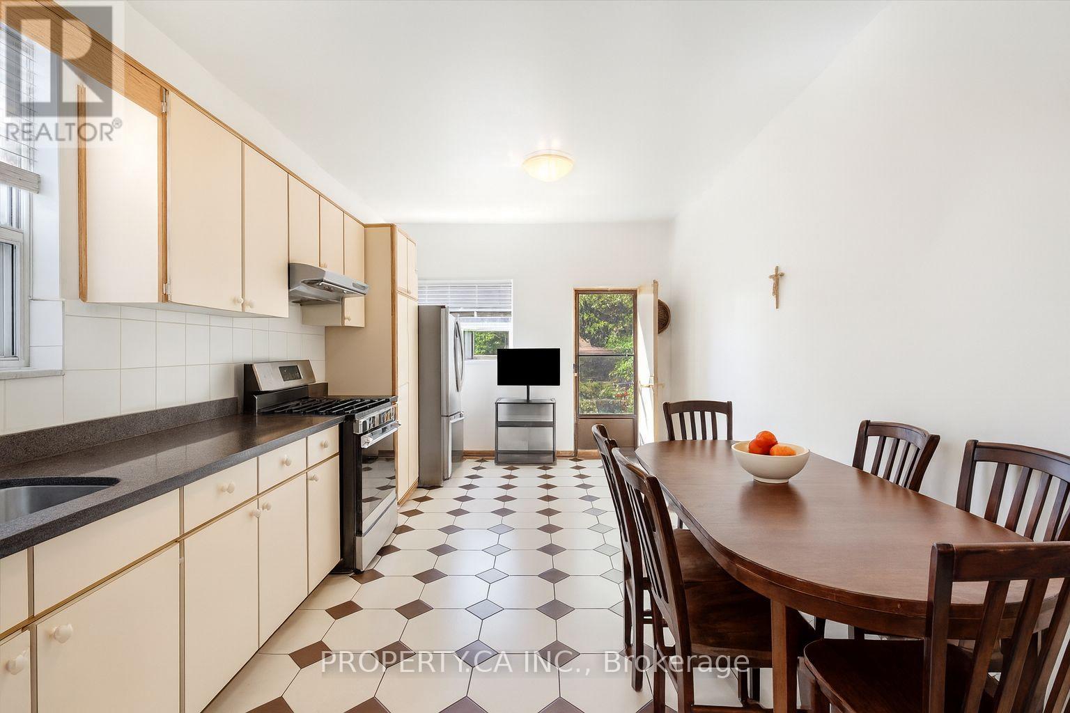 790 Manning Avenue, Toronto, Ontario  M6G 2W6 - Photo 20 - C12393894