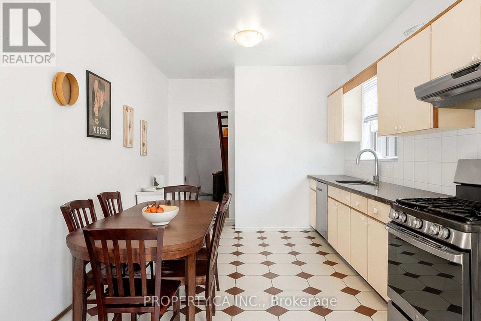 790 Manning Avenue, Toronto, Ontario  M6G 2W6 - Photo 21 - C12393894