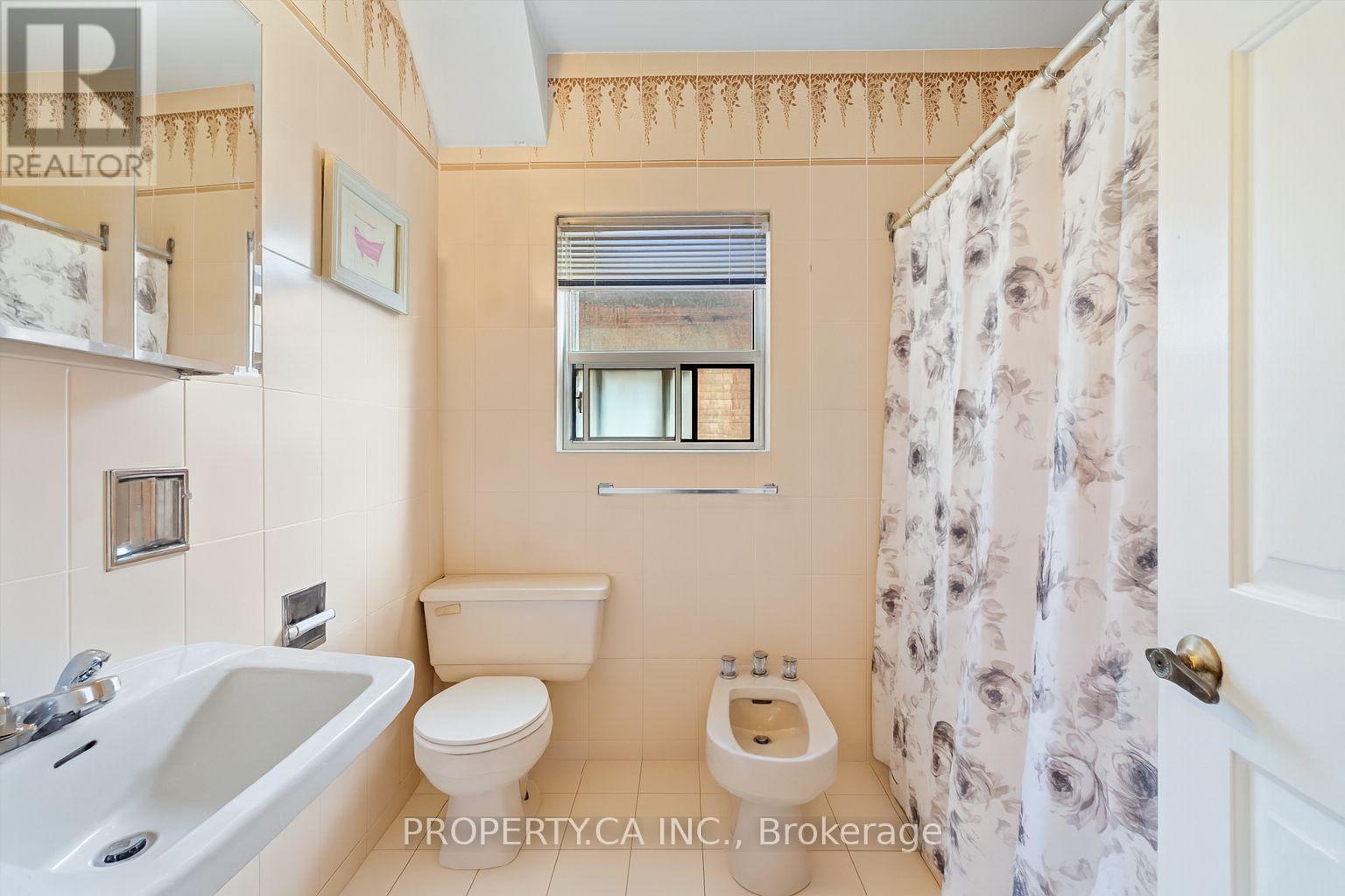 790 Manning Avenue, Toronto, Ontario  M6G 2W6 - Photo 30 - C12393894