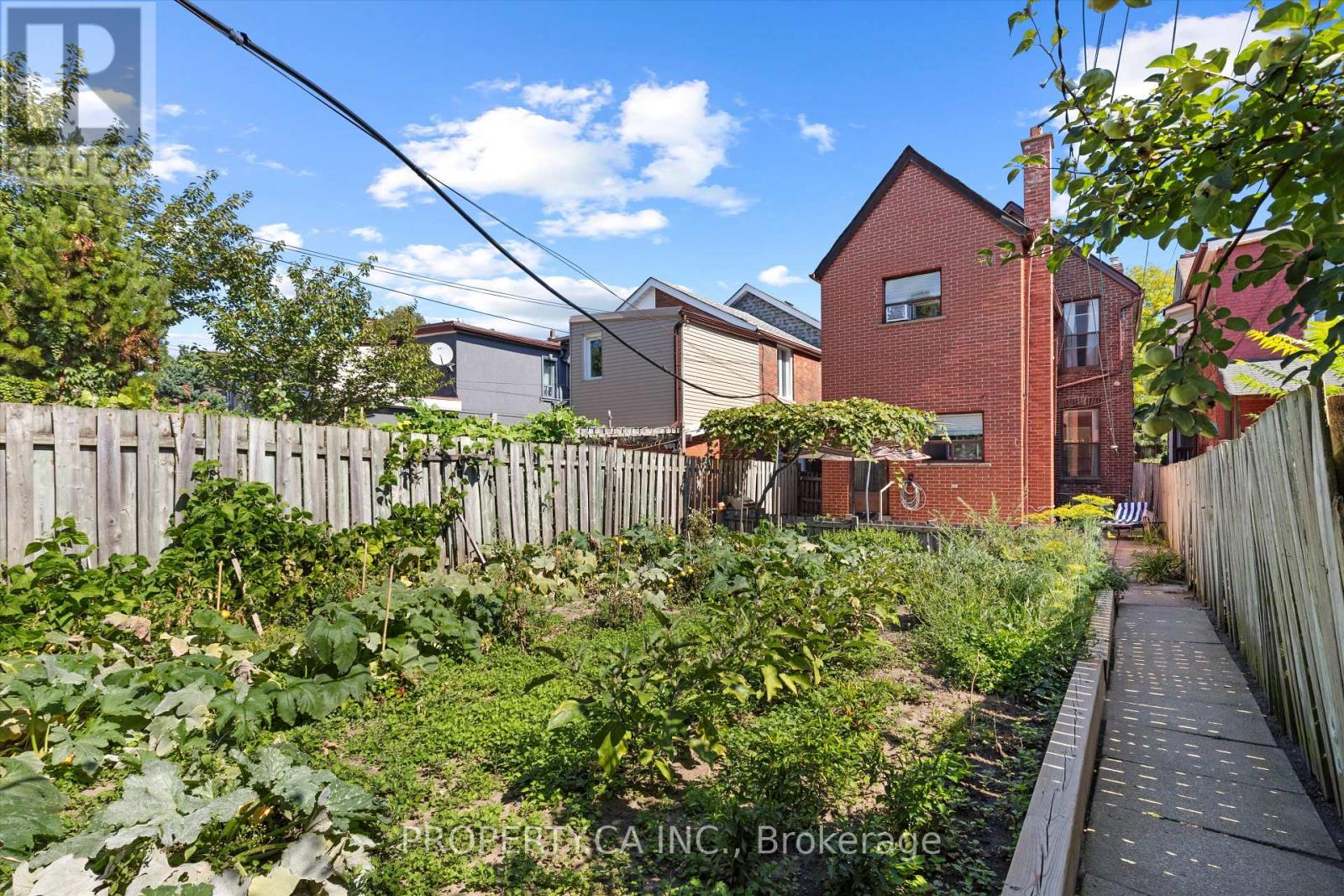 790 Manning Avenue, Toronto, Ontario  M6G 2W6 - Photo 6 - C12393894
