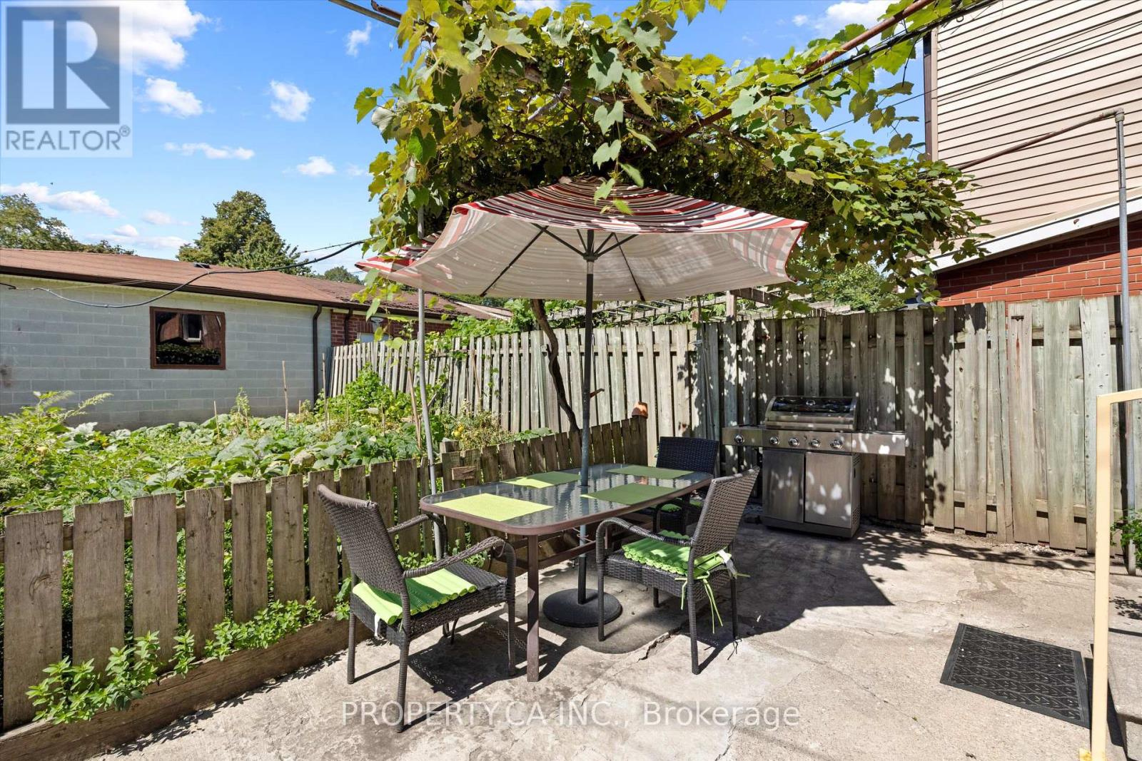 790 Manning Avenue, Toronto, Ontario  M6G 2W6 - Photo 8 - C12393894