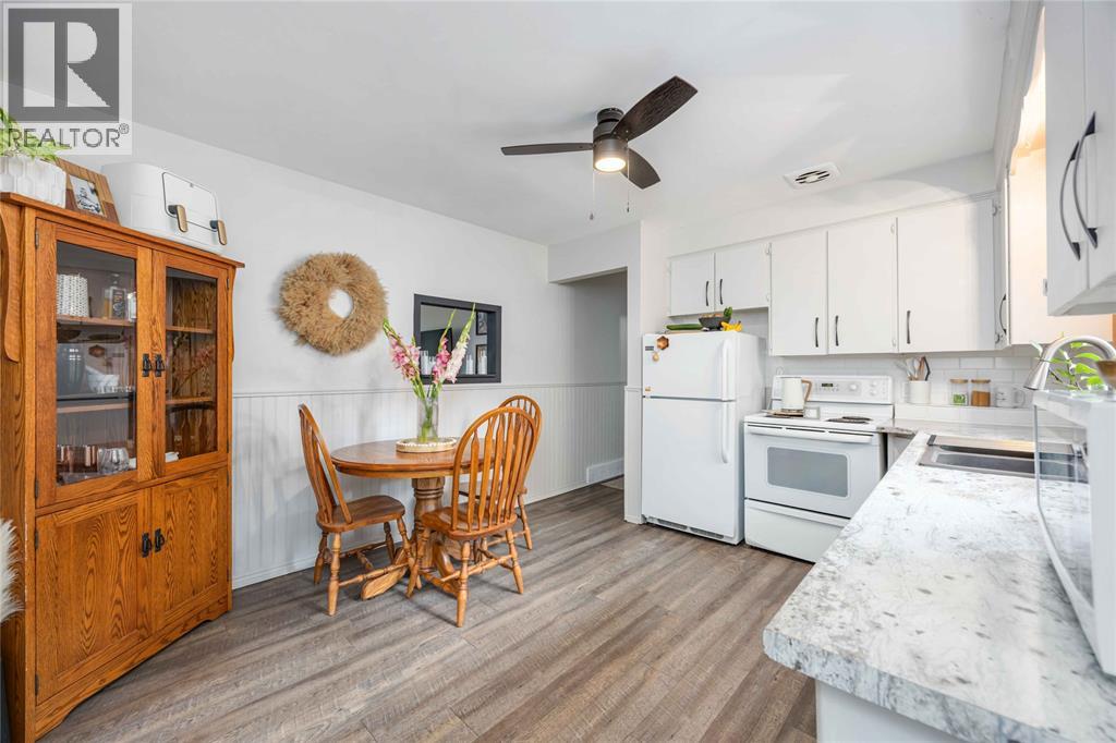 703 Michigan Avenue, Point Edward, Ontario  N7V 1G9 - Photo 11 - 25022405