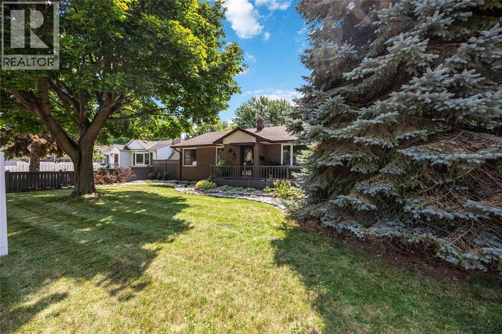 703 Michigan Avenue, Point Edward, Ontario  N7V 1G9 - Photo 2 - 25022405