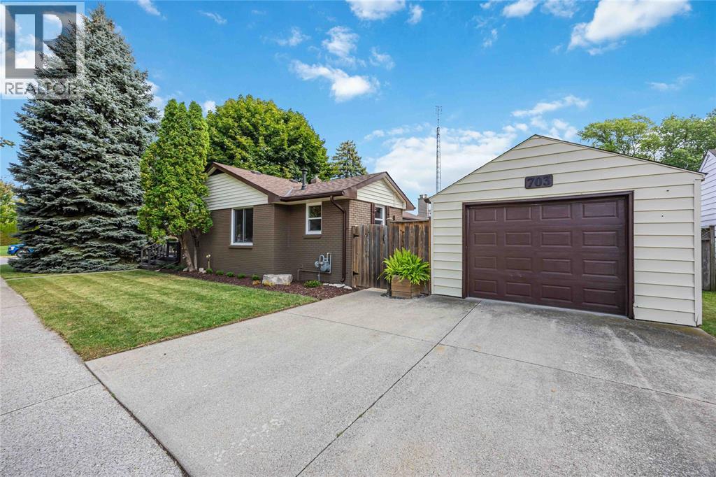 703 Michigan Avenue, Point Edward, Ontario  N7V 1G9 - Photo 31 - 25022405