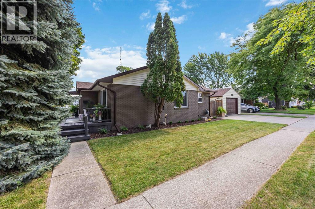 703 Michigan Avenue, Point Edward, Ontario  N7V 1G9 - Photo 4 - 25022405