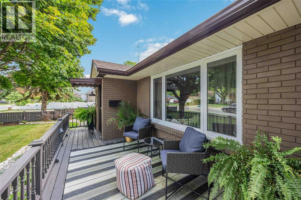 703 Michigan Avenue, Point Edward, Ontario  N7V 1G9 - Photo 5 - 25022405