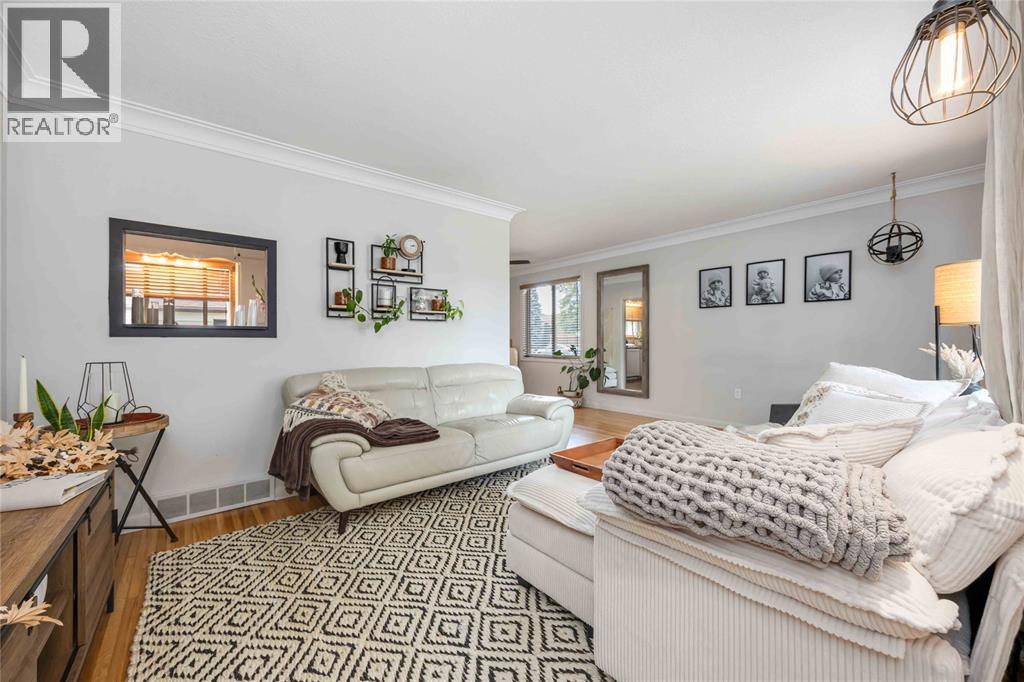 703 Michigan Avenue, Point Edward, Ontario  N7V 1G9 - Photo 9 - 25022405