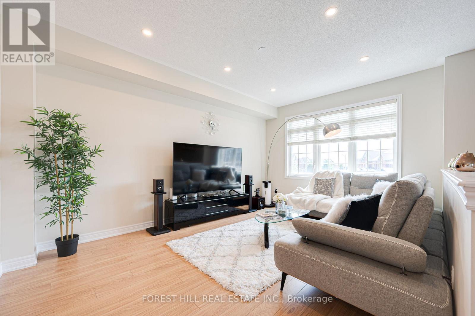 59 Matthewson Avenue, Bradford West Gwillimbury (Bradford), Ontario  L3Z 0P3 - Photo 5 - N12393829