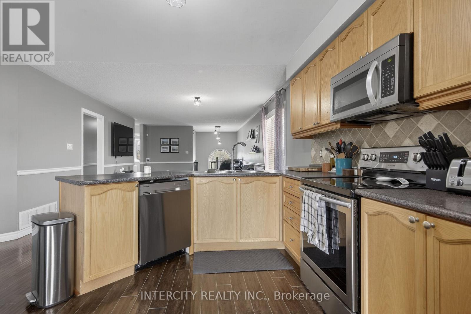 132 Dean Avenue, Barrie, Ontario  L4N 0V6 - Photo 13 - S12393904