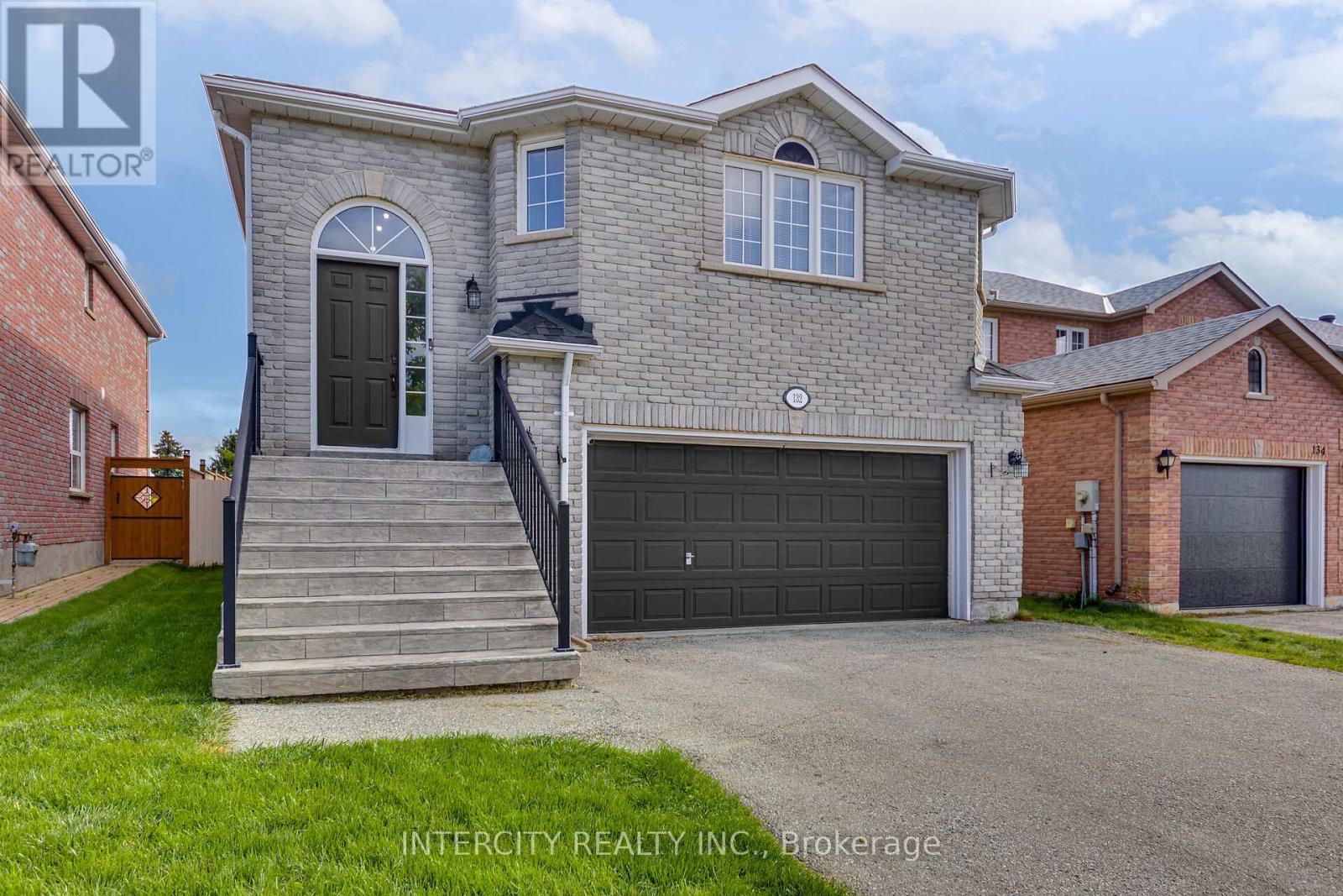 132 Dean Avenue, Barrie, Ontario  L4N 0V6 - Photo 2 - S12393904