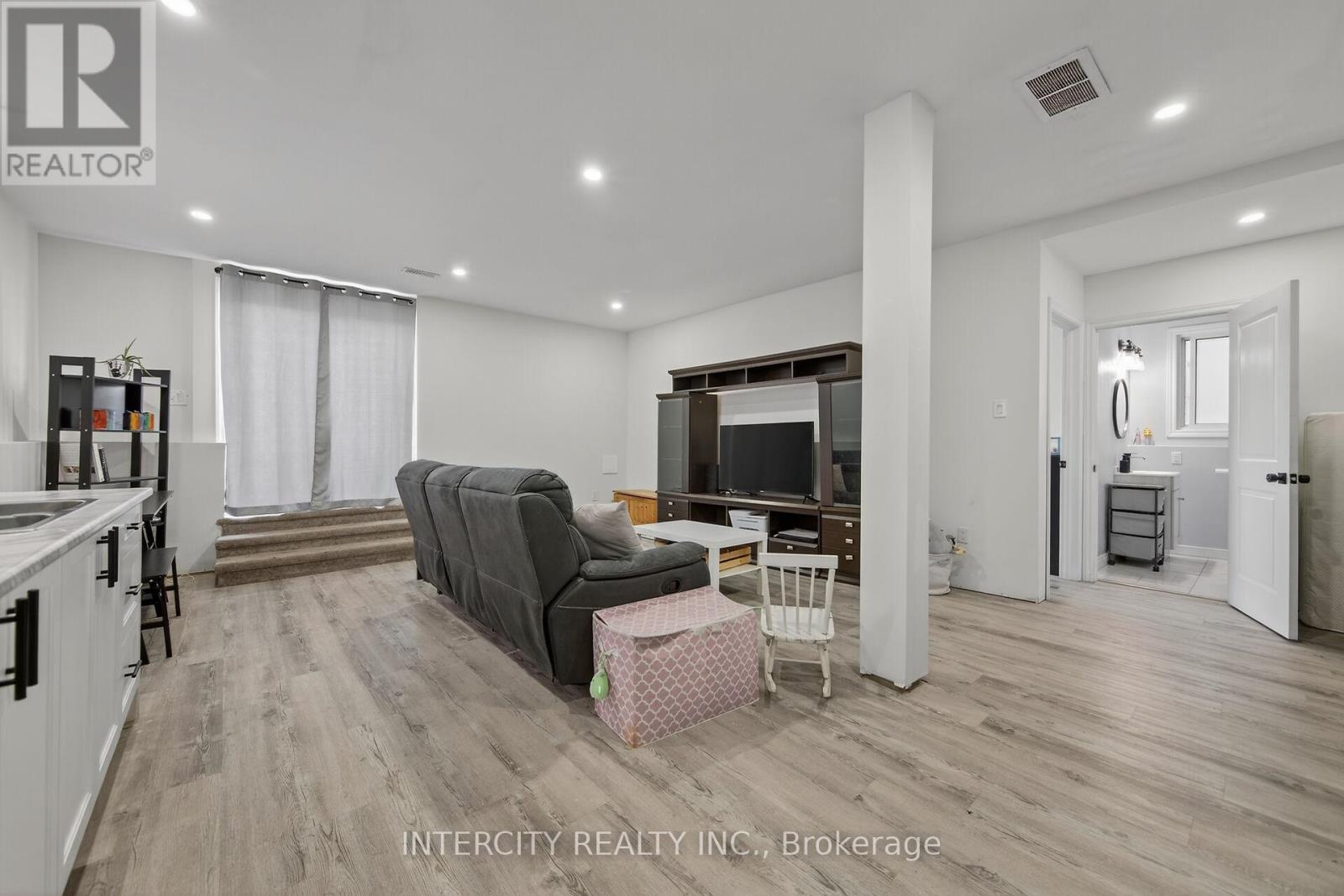 132 Dean Avenue, Barrie, Ontario  L4N 0V6 - Photo 27 - S12393904