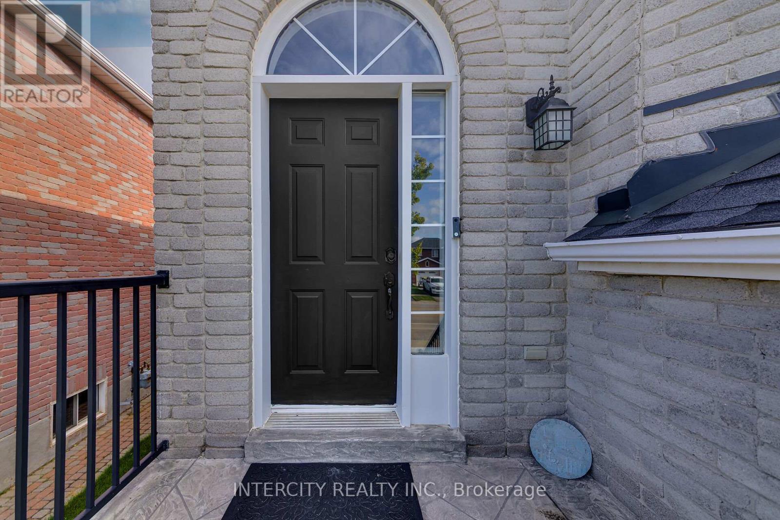 132 Dean Avenue, Barrie, Ontario  L4N 0V6 - Photo 4 - S12393904