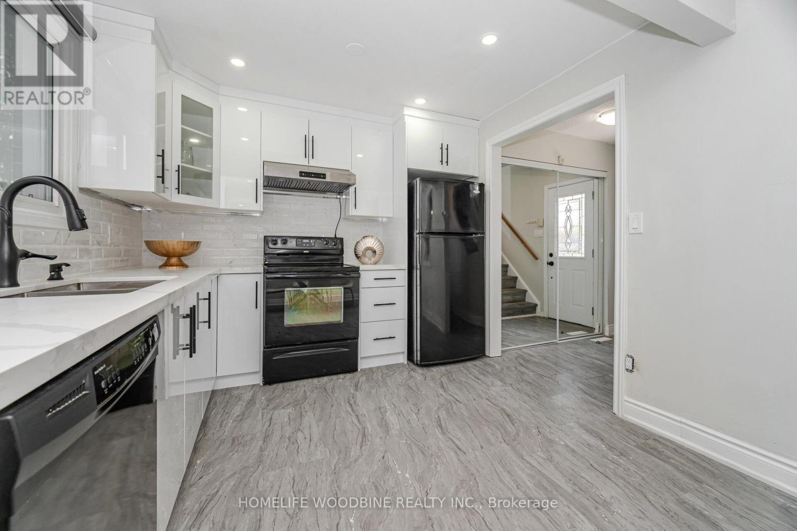 22 Highview Trail, Brampton, Ontario  L6S 1P5 - Photo 11 - W12393832