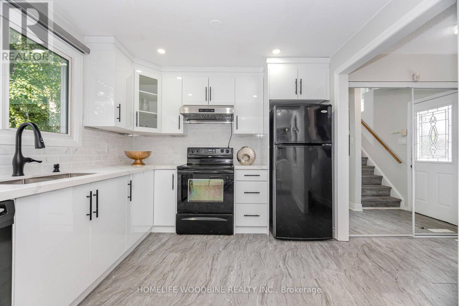 22 Highview Trail, Brampton, Ontario  L6S 1P5 - Photo 12 - W12393832