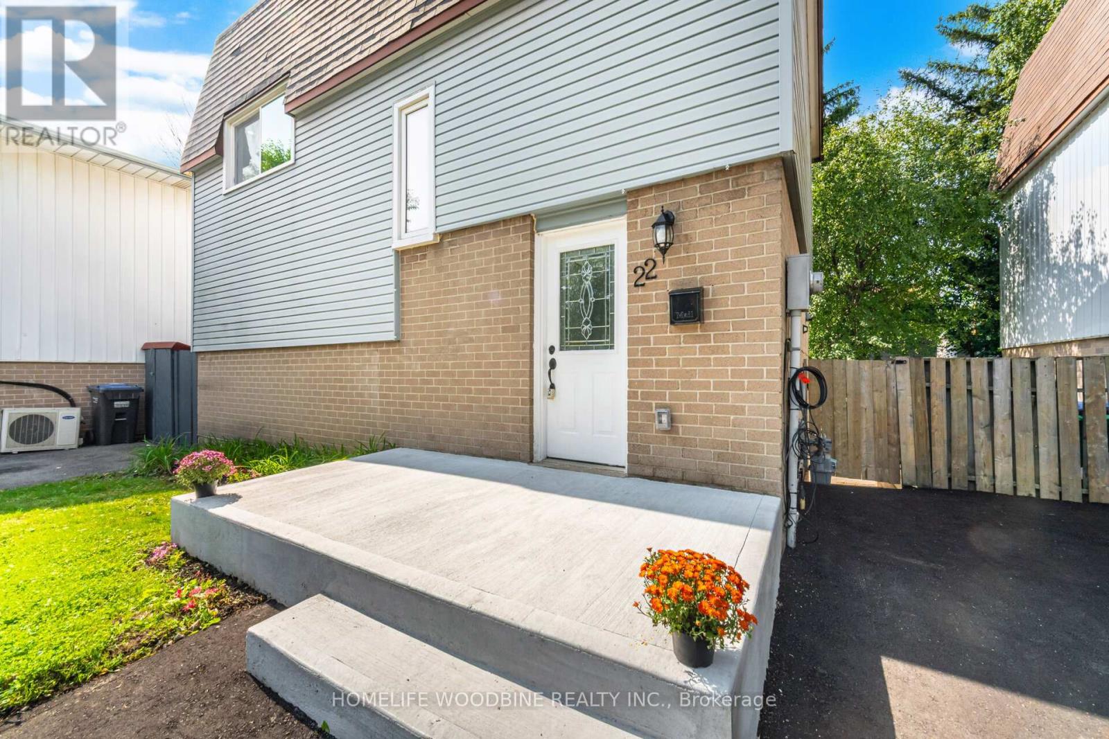 22 Highview Trail, Brampton, Ontario  L6S 1P5 - Photo 5 - W12393832