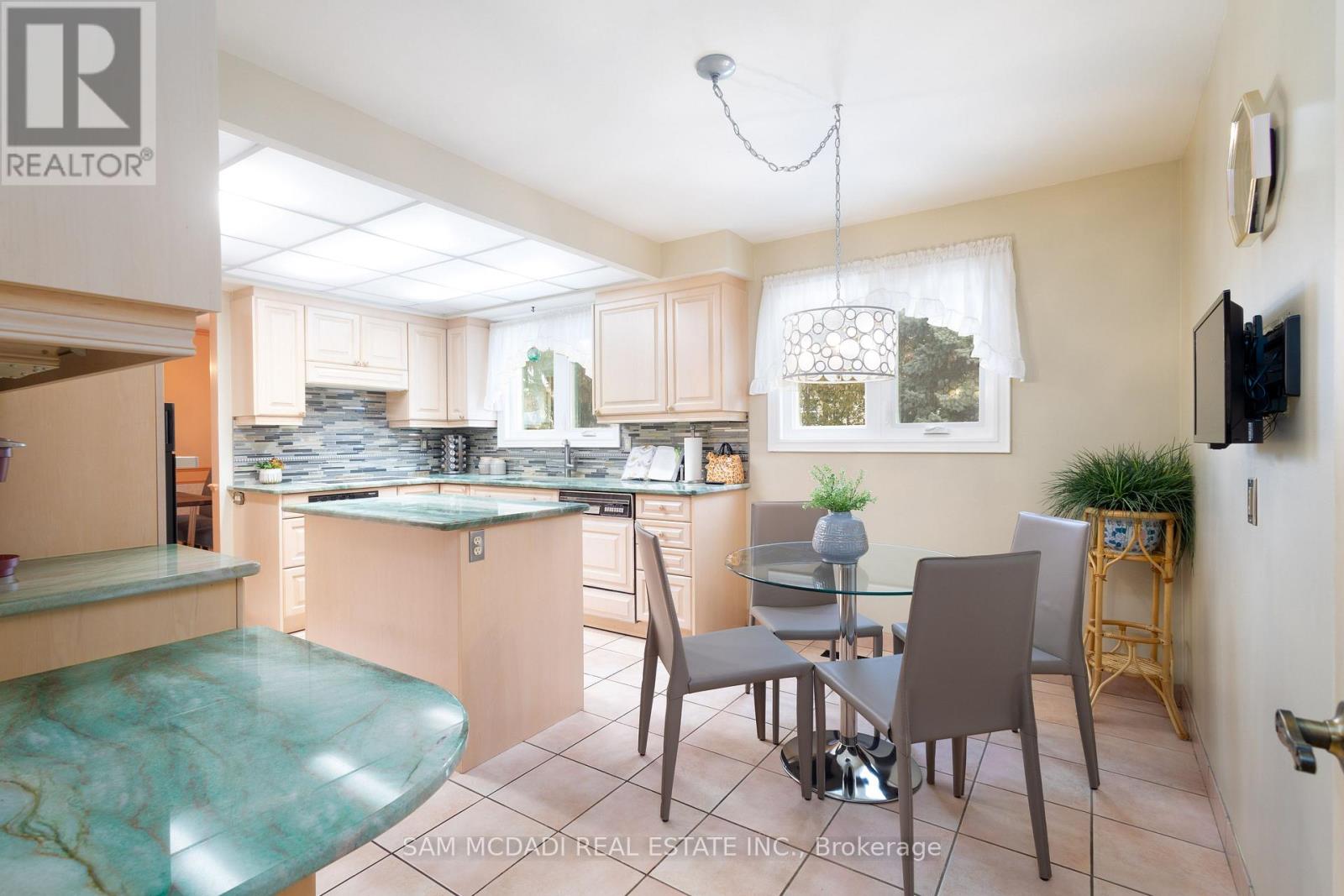 2529 Claymore Crescent, Mississauga (Erindale), Ontario  L5C 3A2 - Photo 12 - W12393866