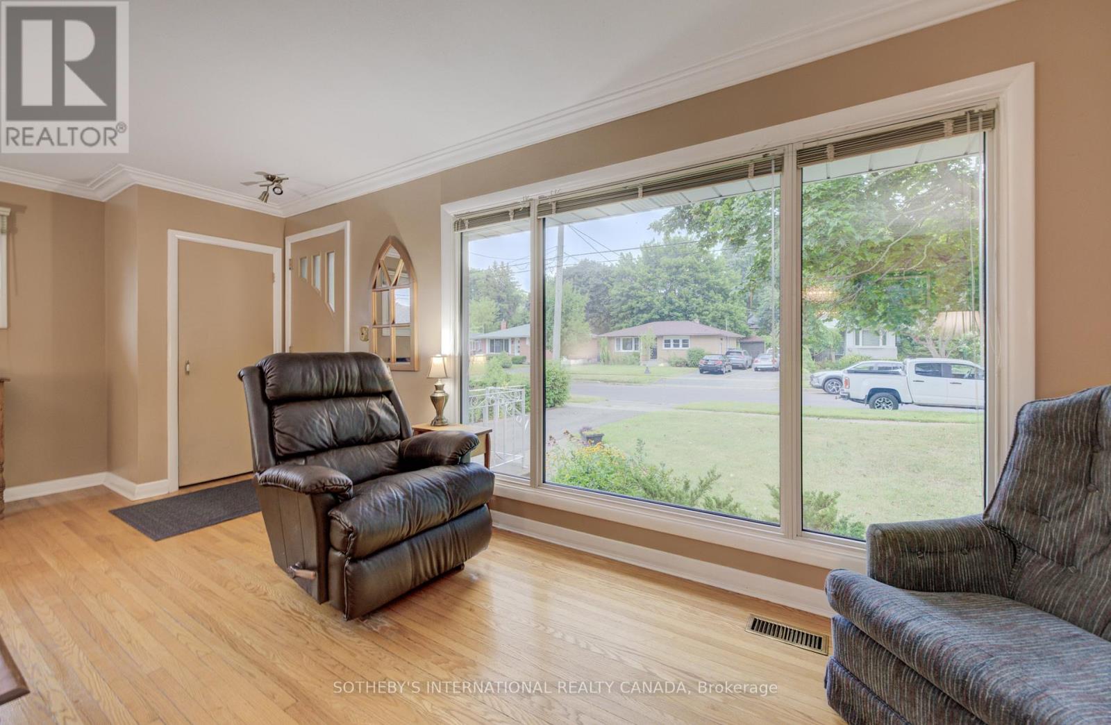 51 Ottawa Crescent W, Guelph, Ontario  N1E 2A7 - Photo 10 - X12393834