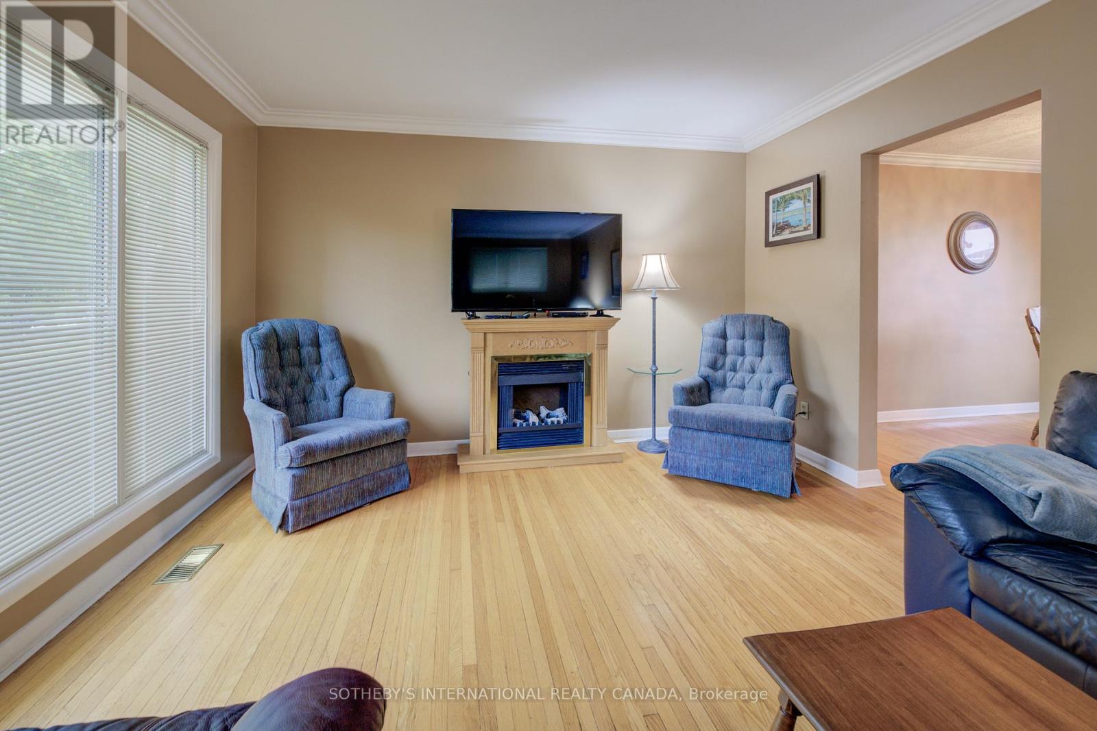 51 Ottawa Crescent W, Guelph, Ontario  N1E 2A7 - Photo 12 - X12393834