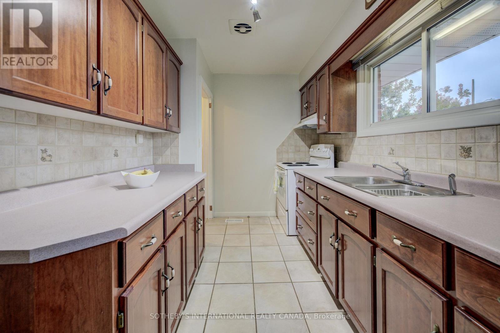 51 Ottawa Crescent W, Guelph, Ontario  N1E 2A7 - Photo 17 - X12393834