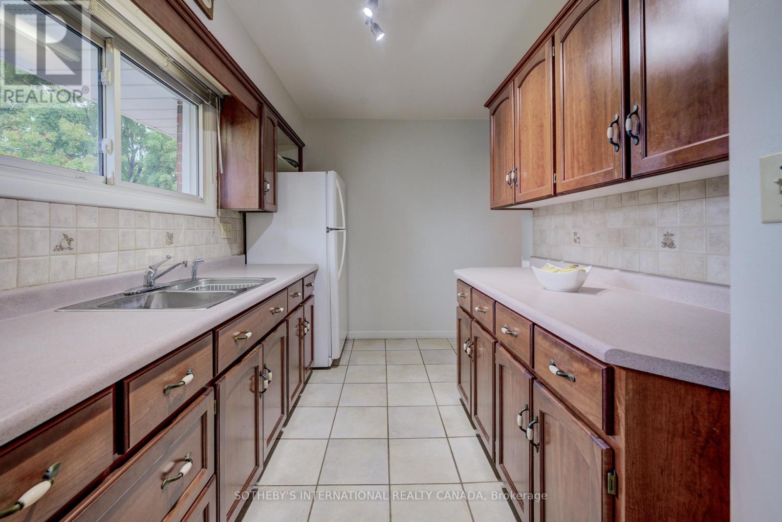 51 Ottawa Crescent W, Guelph, Ontario  N1E 2A7 - Photo 18 - X12393834