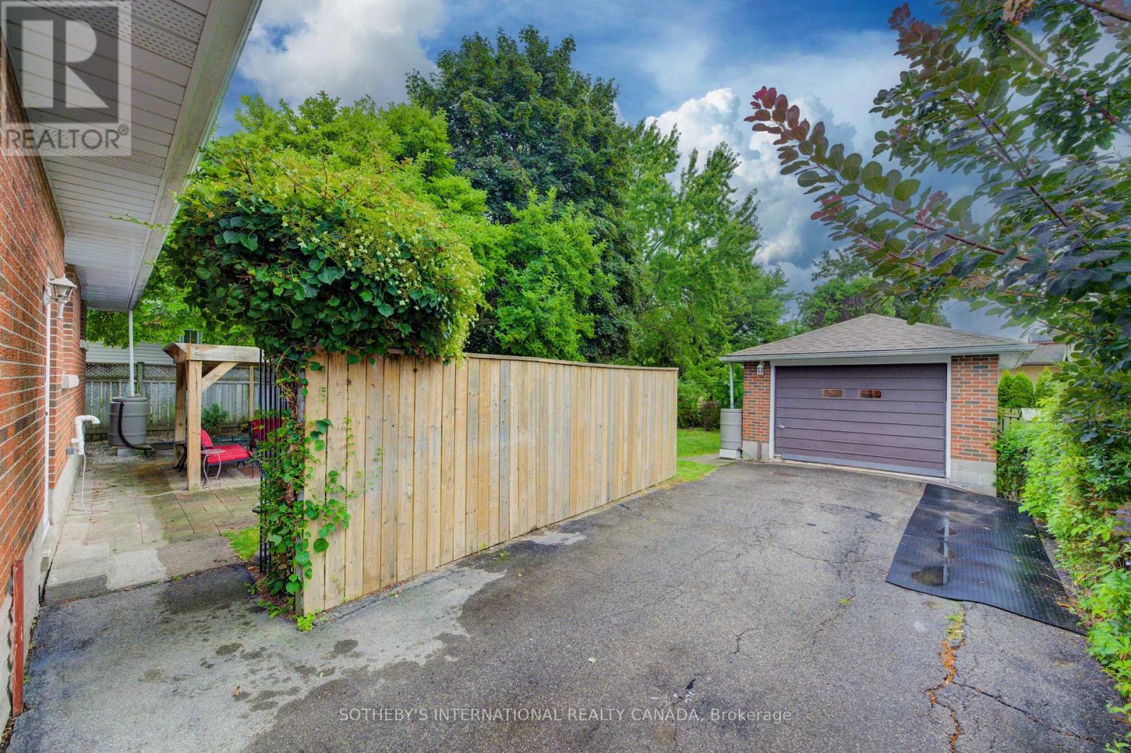 51 Ottawa Crescent W, Guelph, Ontario  N1E 2A7 - Photo 34 - X12393834