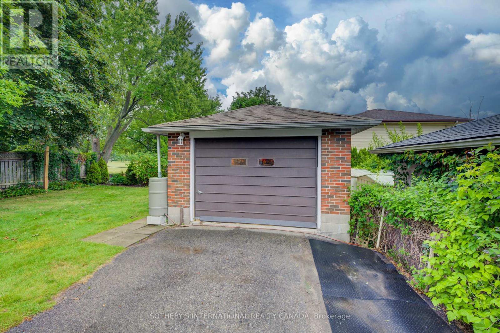 51 Ottawa Crescent W, Guelph, Ontario  N1E 2A7 - Photo 39 - X12393834