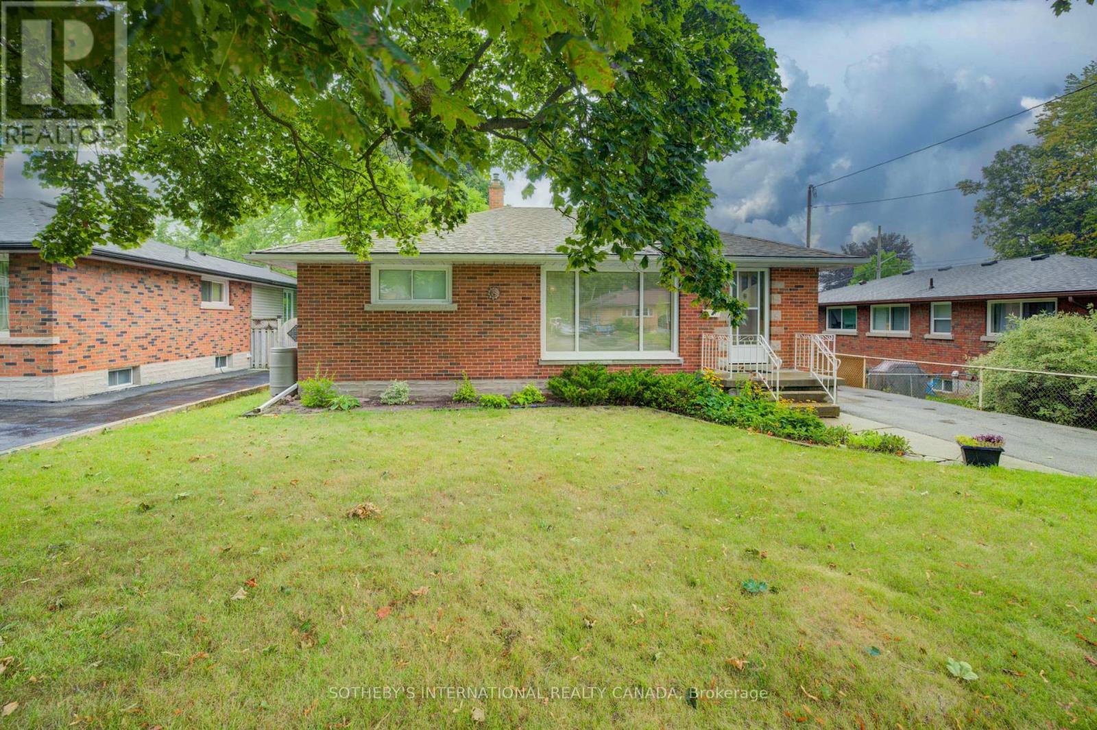 51 Ottawa Crescent W, Guelph, Ontario  N1E 2A7 - Photo 4 - X12393834