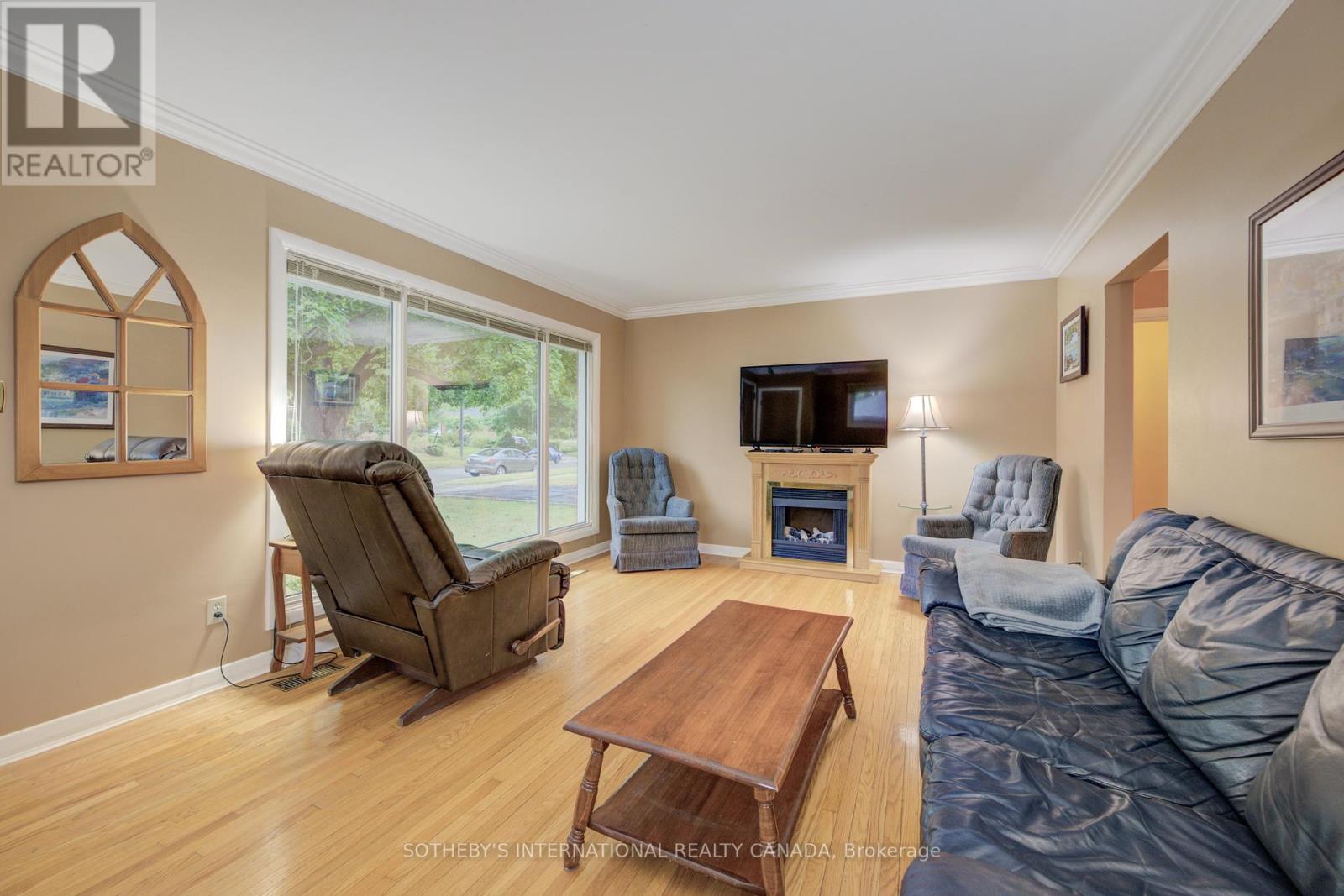 51 Ottawa Crescent W, Guelph, Ontario  N1E 2A7 - Photo 7 - X12393834