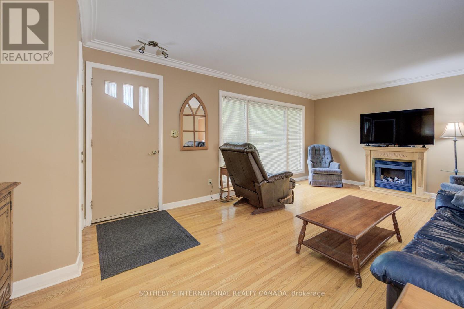 51 Ottawa Crescent W, Guelph, Ontario  N1E 2A7 - Photo 8 - X12393834