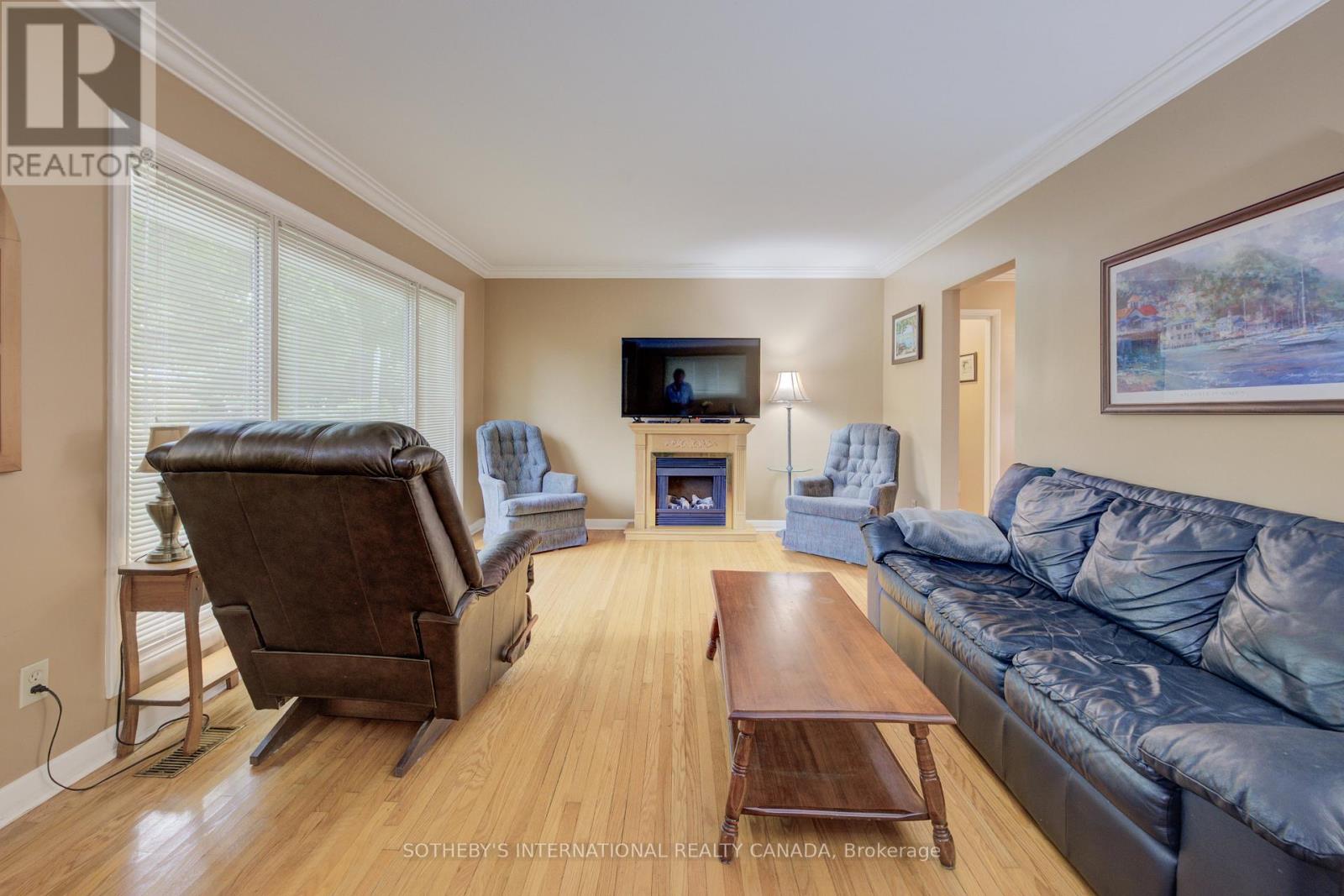 51 Ottawa Crescent W, Guelph, Ontario  N1E 2A7 - Photo 9 - X12393834