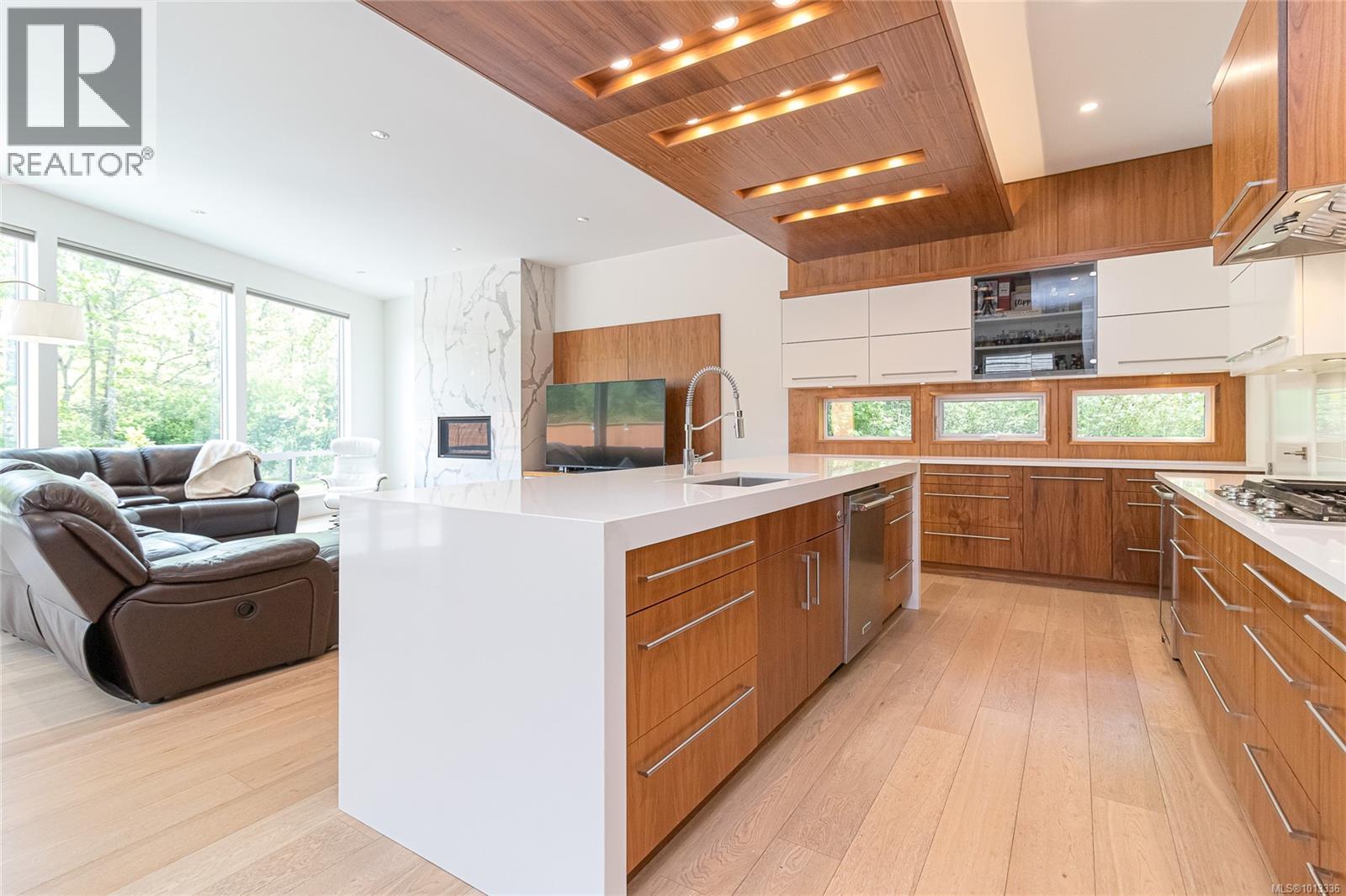 Property at 1165 Royal Oak Dr image 3