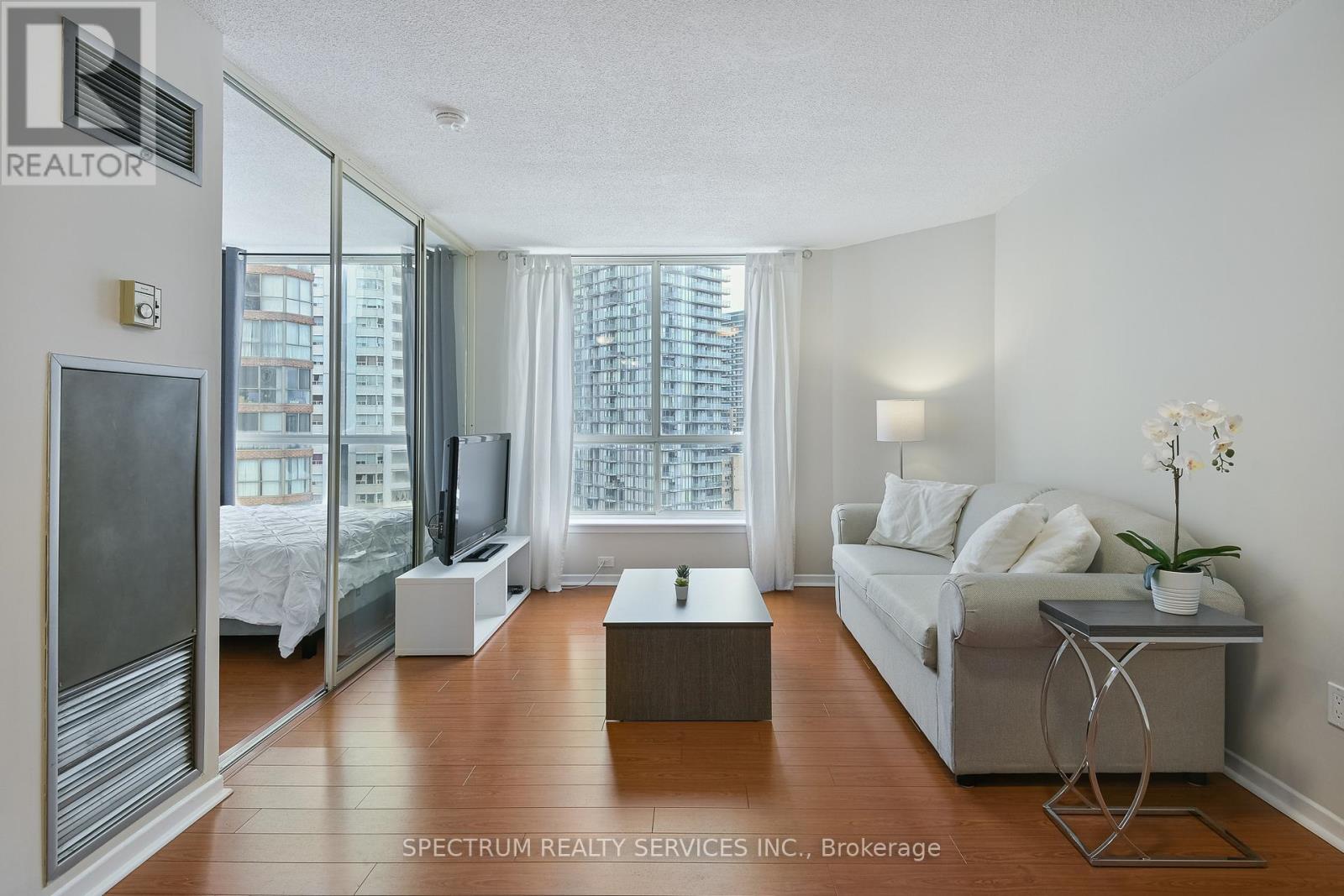 1605 - 44 St Joseph Street, Toronto (Bay Street Corridor), Ontario  M4Y 2W4 - Photo 3 - C12394090