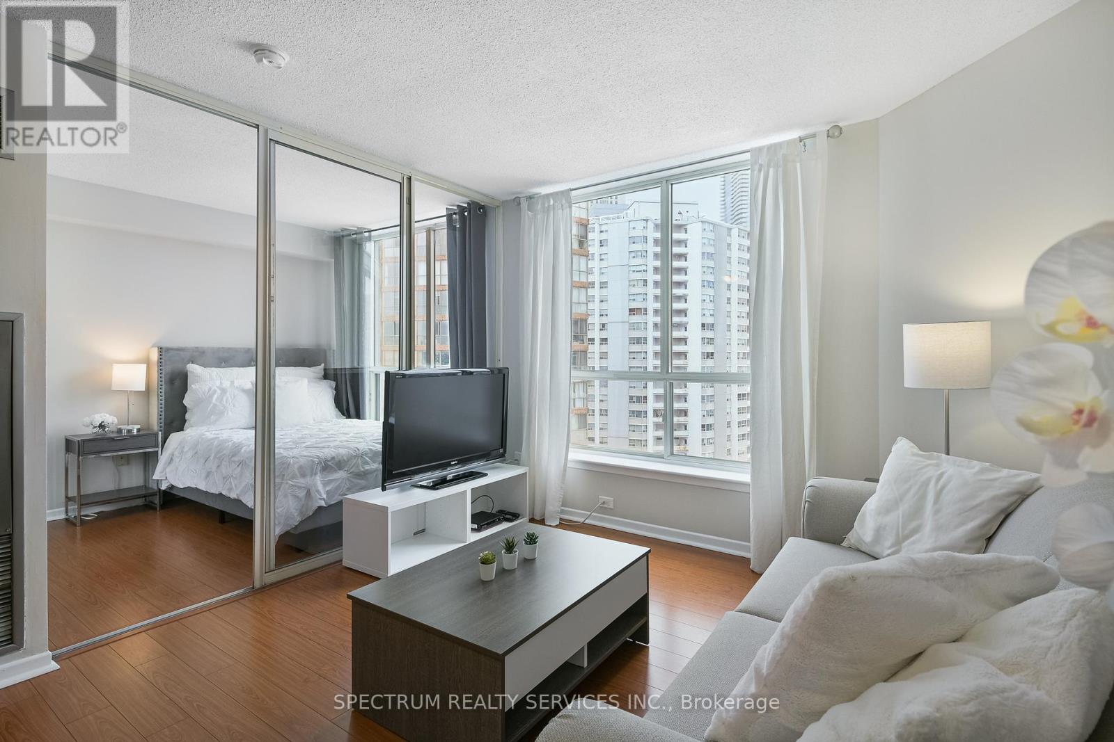 1605 - 44 St Joseph Street, Toronto (Bay Street Corridor), Ontario  M4Y 2W4 - Photo 4 - C12394090