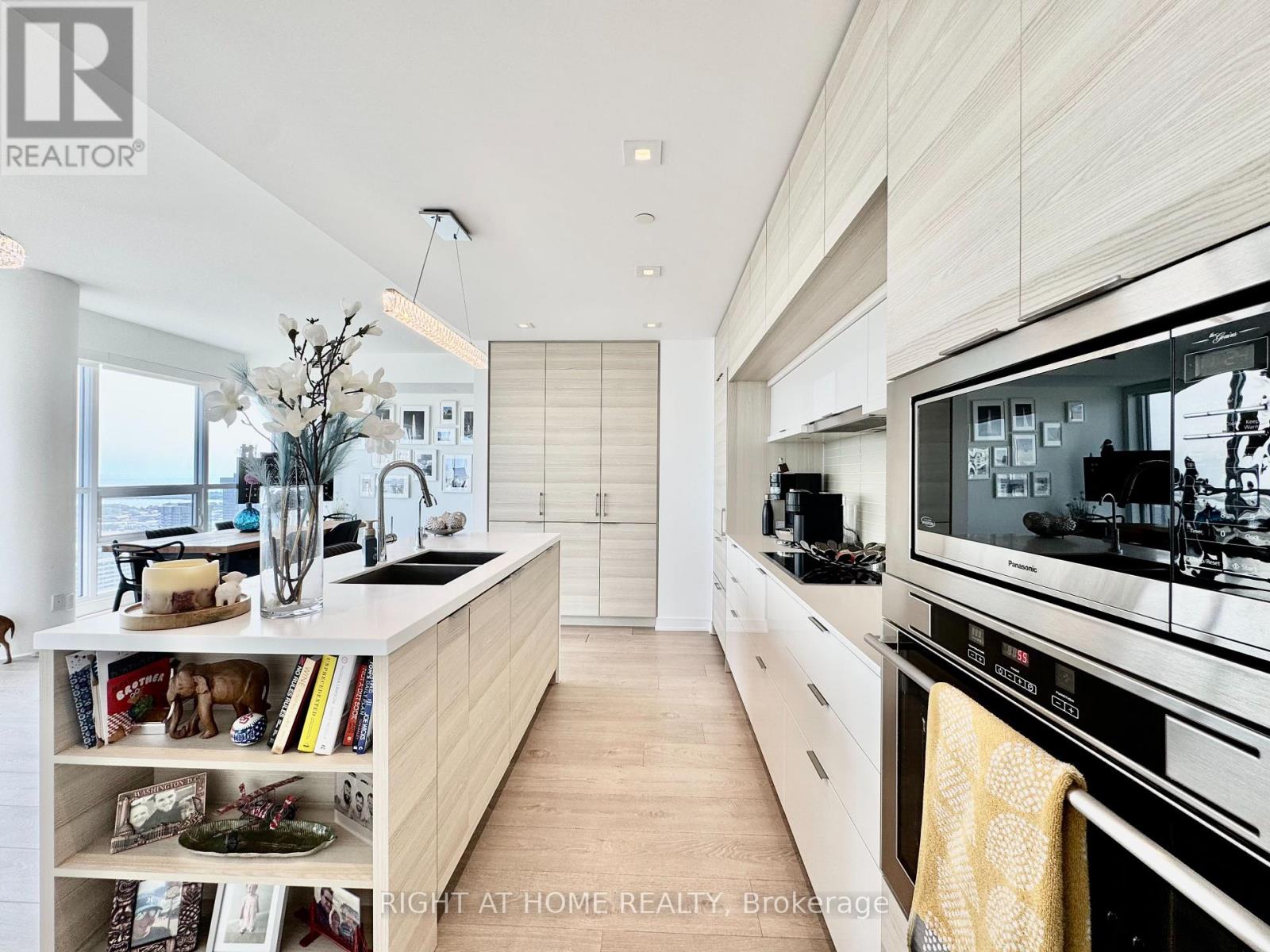 5004 - 88 Scott Street, Toronto, Ontario  M5E 0A9 - Photo 4 - C12394115