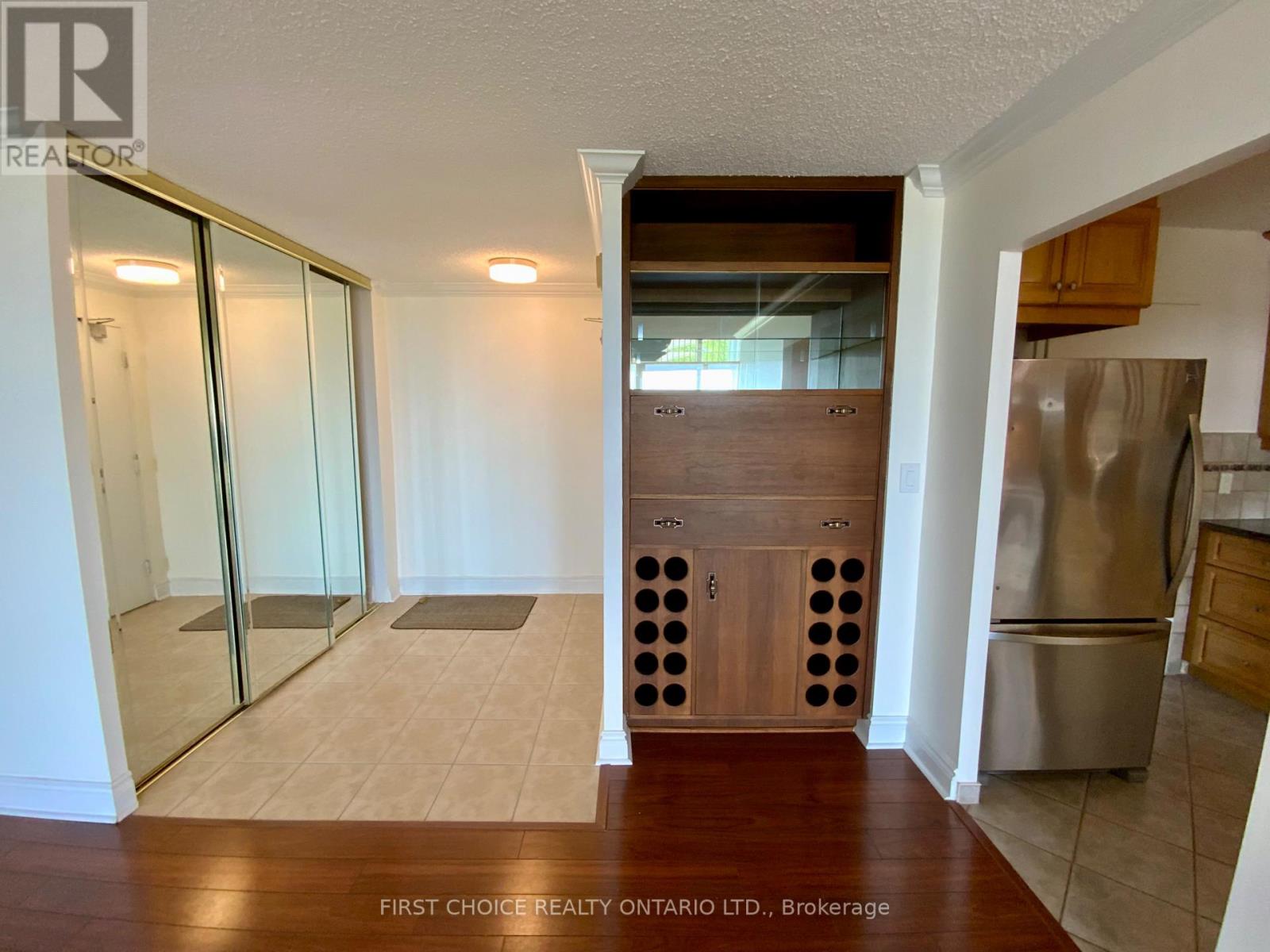 1708 - 665 Bathgate Drive, Ottawa, Ontario  K1K 3Y4 - Photo 3 - X12394143