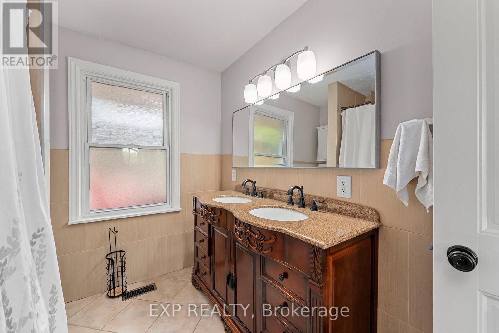 1109 Ravenshoe Road, East Gwillimbury, Ontario  L9P 1R2 - Photo 14 - N12393957